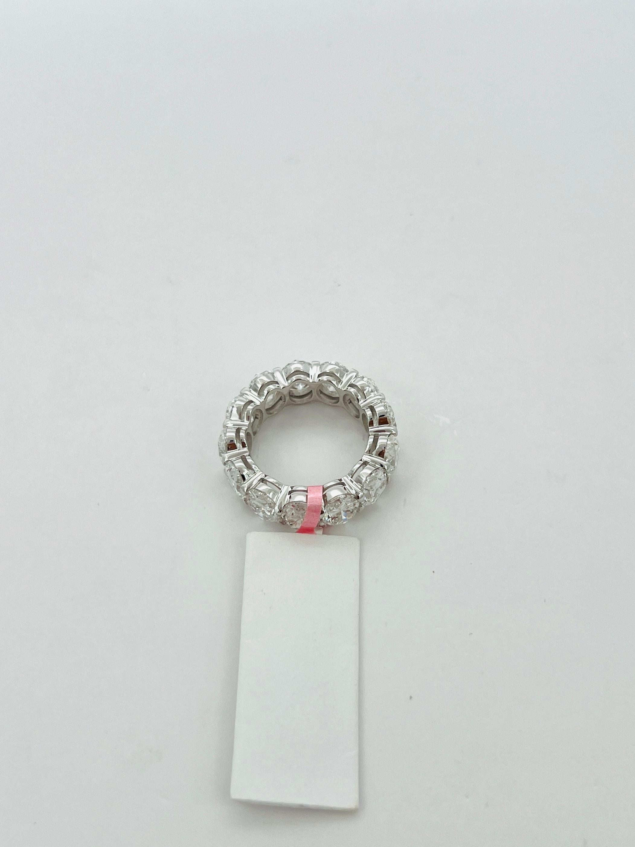 Anello a fascia per l'eternità con diamante bianco ovale da 1 carato ciascuno GIA in oro bianco 18 carati 3