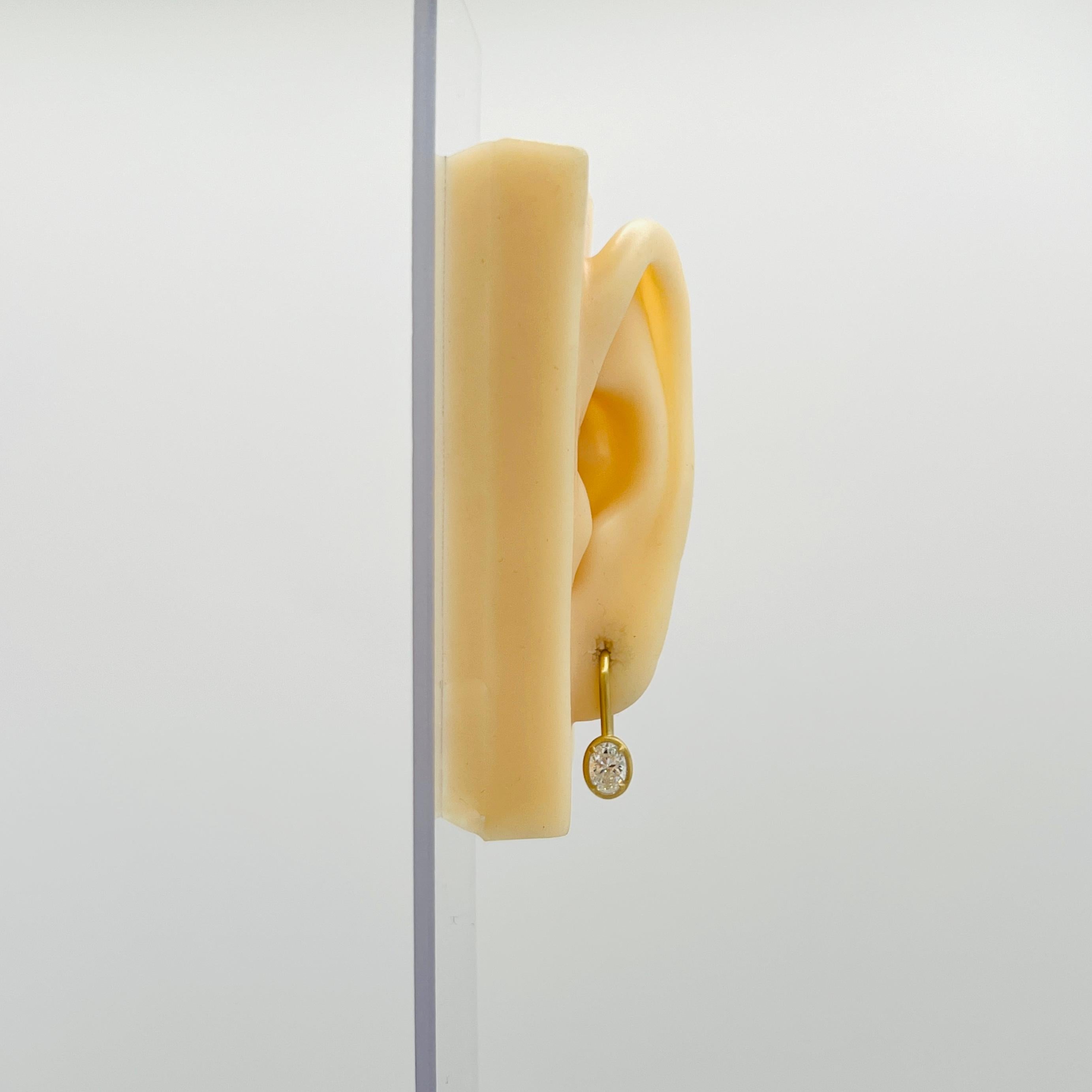 Bellissimo esemplare da 1,40 ct. H. H. SI ovali di diamanti bianchi.  Realizzato a mano in oro giallo 18k satinato.  Le pietre sono accompagnate da certificati GIA.