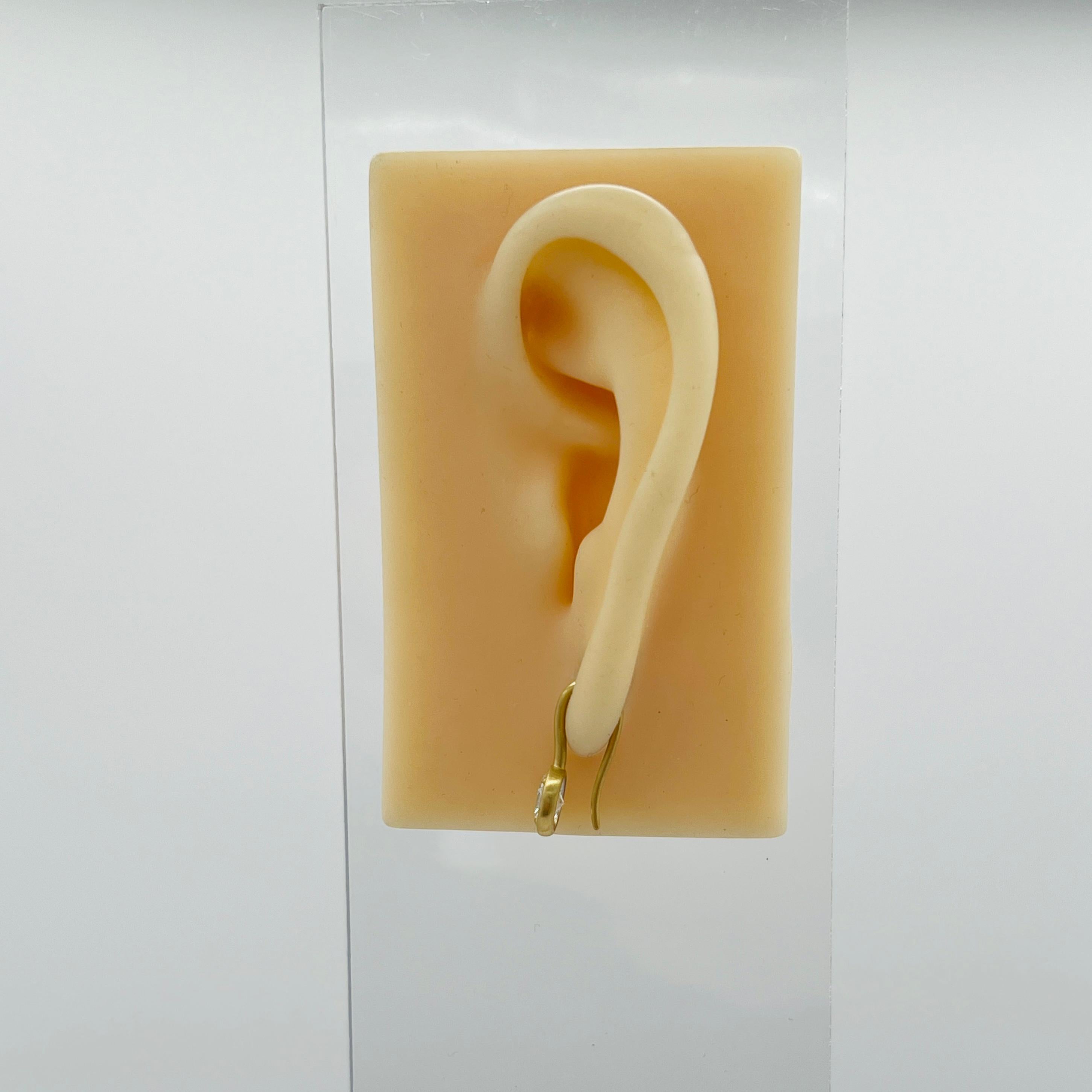 Taglio ovale Orecchini pendenti ovali con diamante bianco GIA in oro giallo 18 carati satinato in vendita
