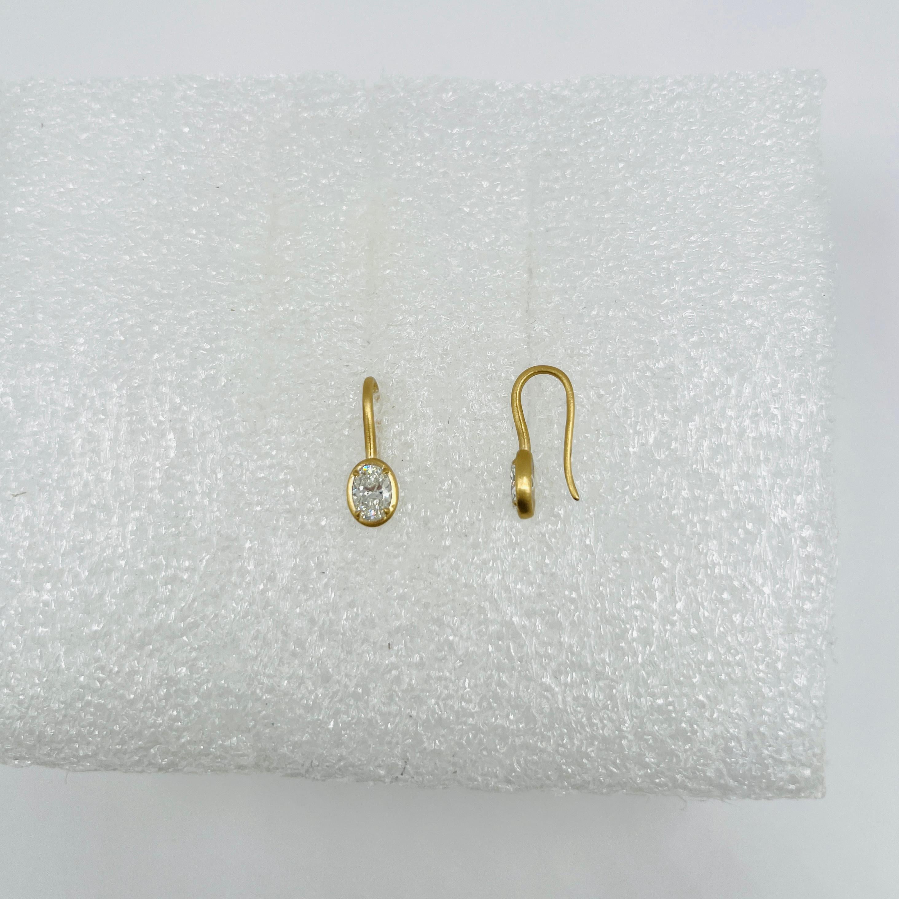 Orecchini pendenti ovali con diamante bianco GIA in oro giallo 18 carati satinato in vendita 1