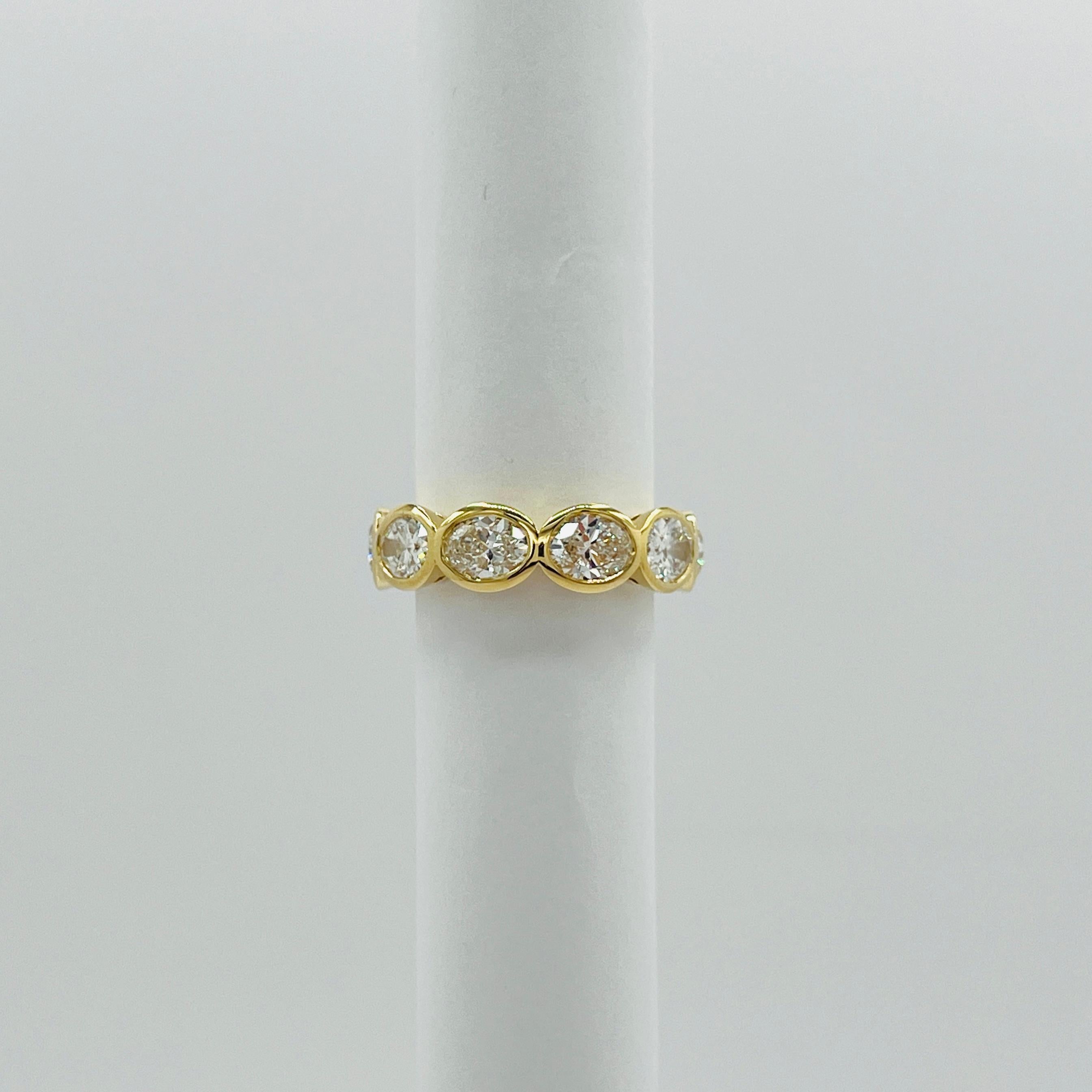 Taille ovale Bague à chaton East West en or jaune 18 carats, diamant blanc ovale GIA en vente