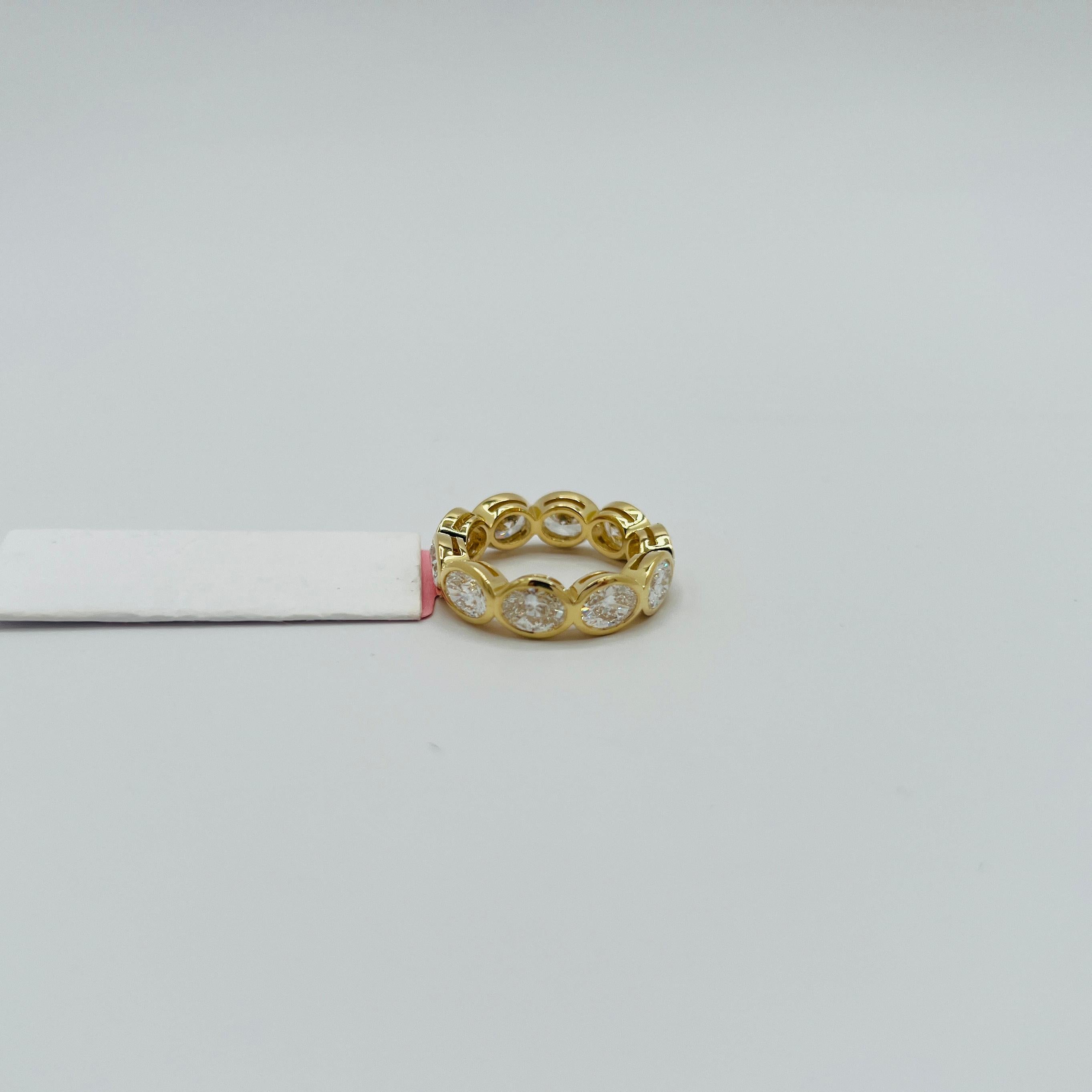Bague à chaton East West en or jaune 18 carats, diamant blanc ovale GIA Neuf - En vente à Los Angeles, CA