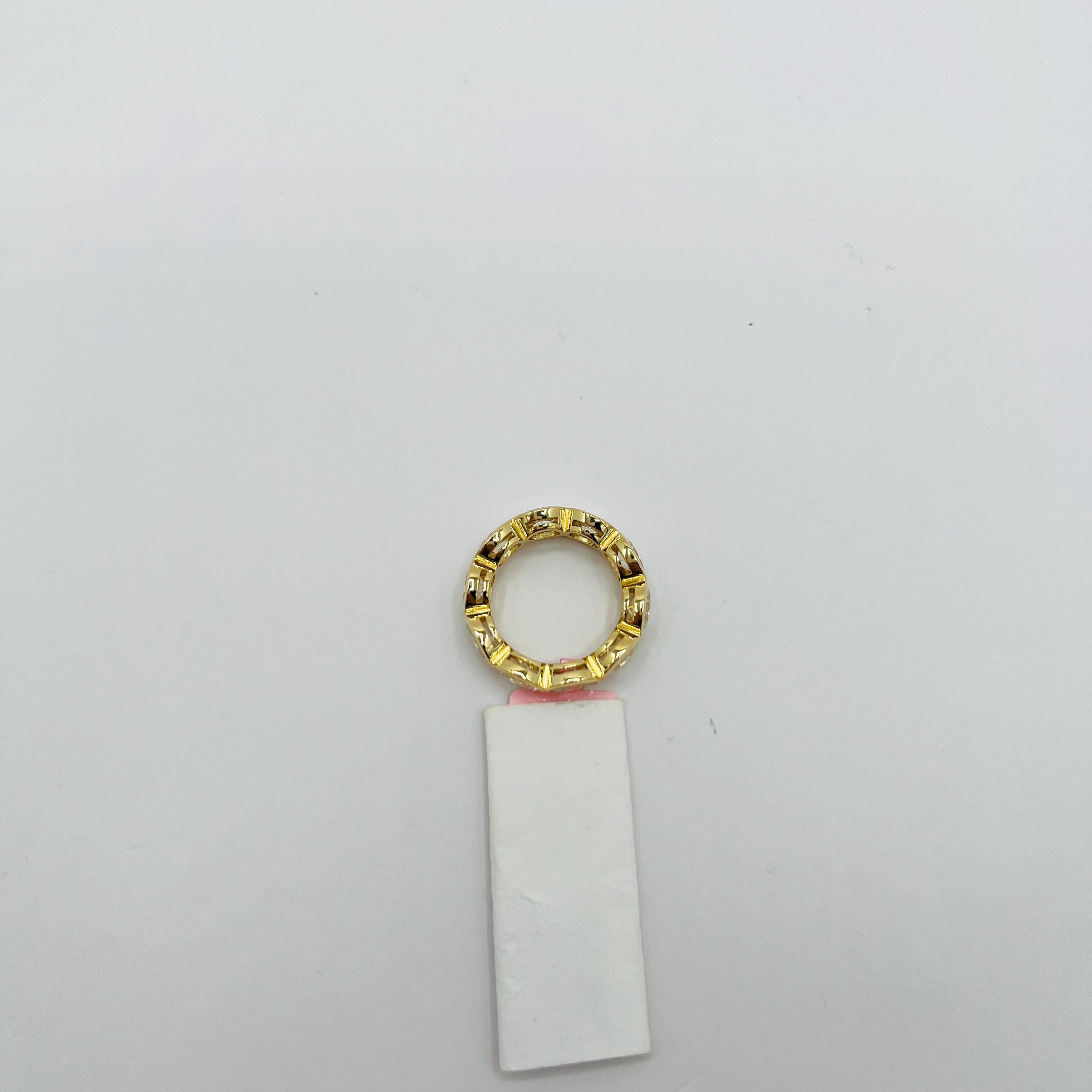 Bague à chaton East West en or jaune 18 carats, diamant blanc ovale GIA Unisexe en vente