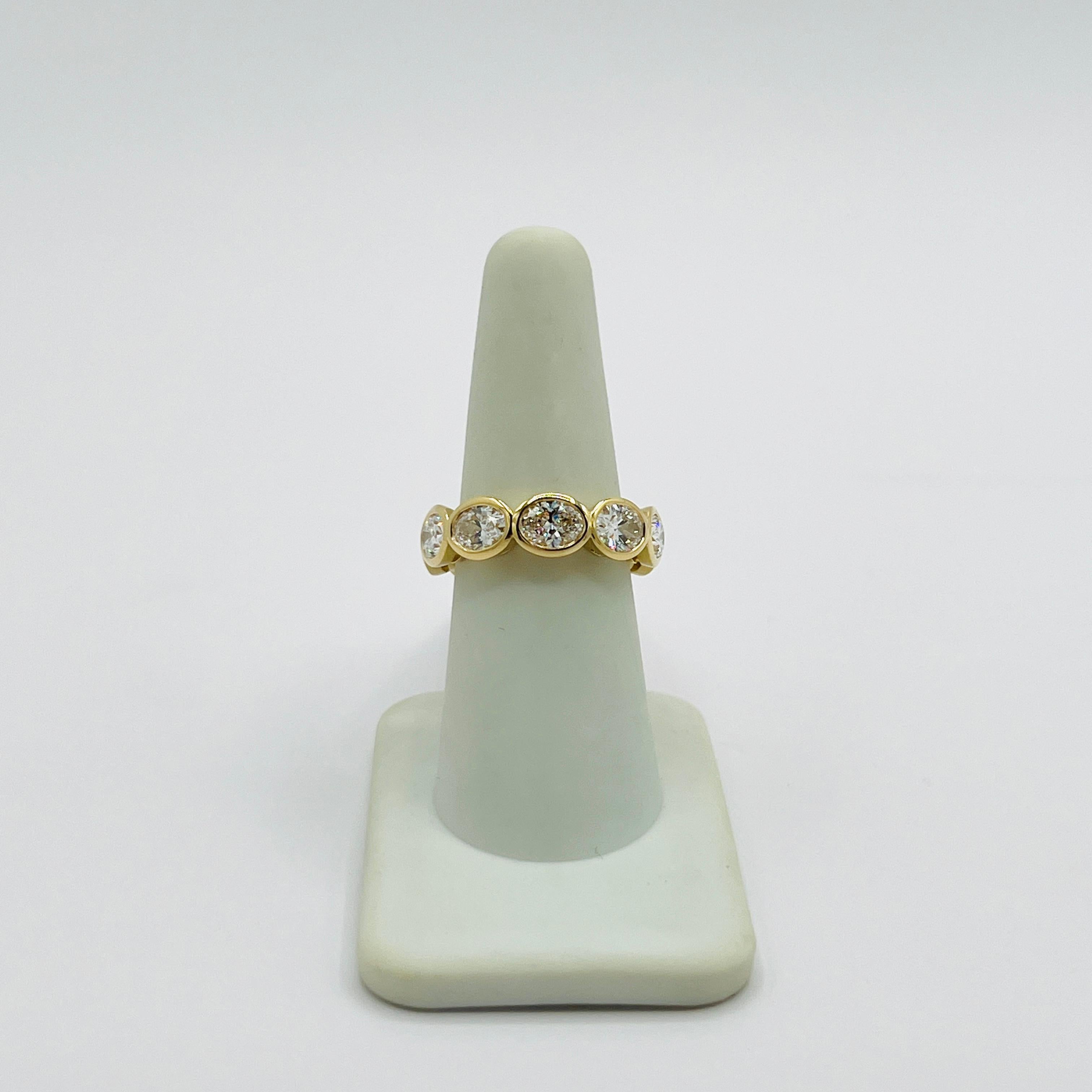 Bague à chaton East West en or jaune 18 carats, diamant blanc ovale GIA en vente 1