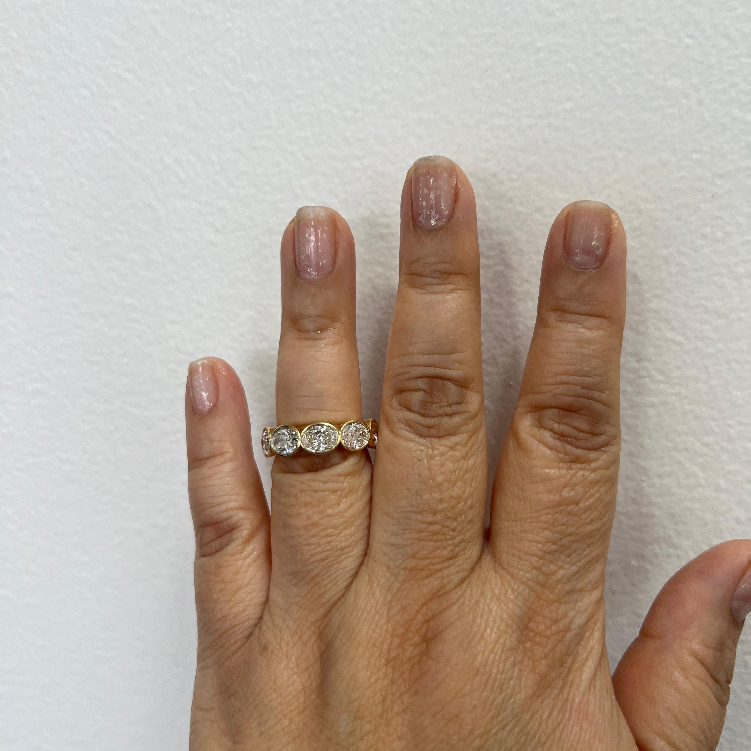 Splendido esemplare da 7,02 ct. J ovali di diamanti bianchi VS-SI.  In totale 10 pietre, ognuna di 0,70 ct.  Design/One.  Realizzato a mano in oro giallo 18 carati.  Anello misura 6,5.  Ogni pietra è accompagnata da un certificato GIA.