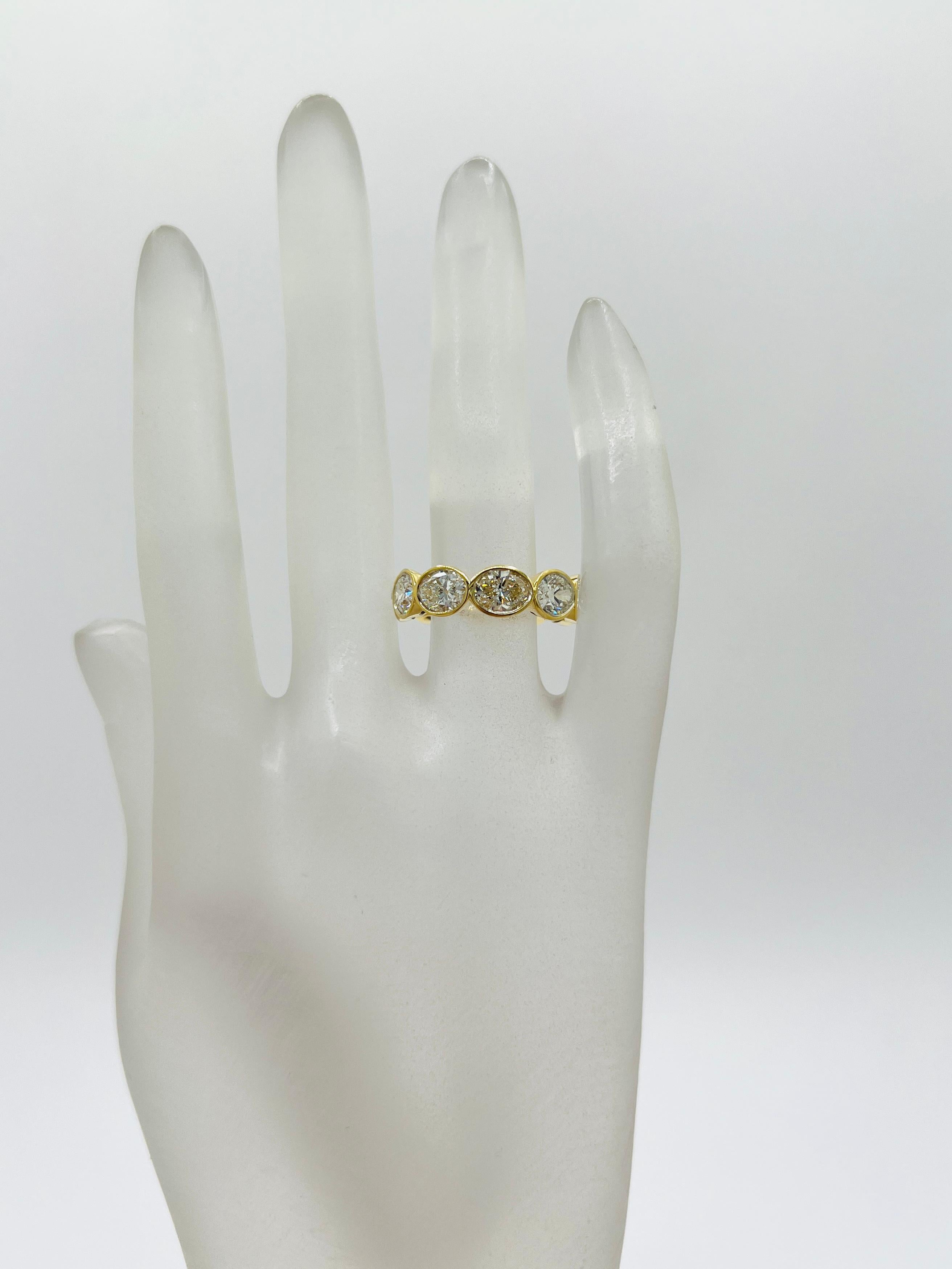 Taglio ovale Anello a fascia per l'eternità con diamante ovale East West GIA in oro giallo 18 carati in vendita