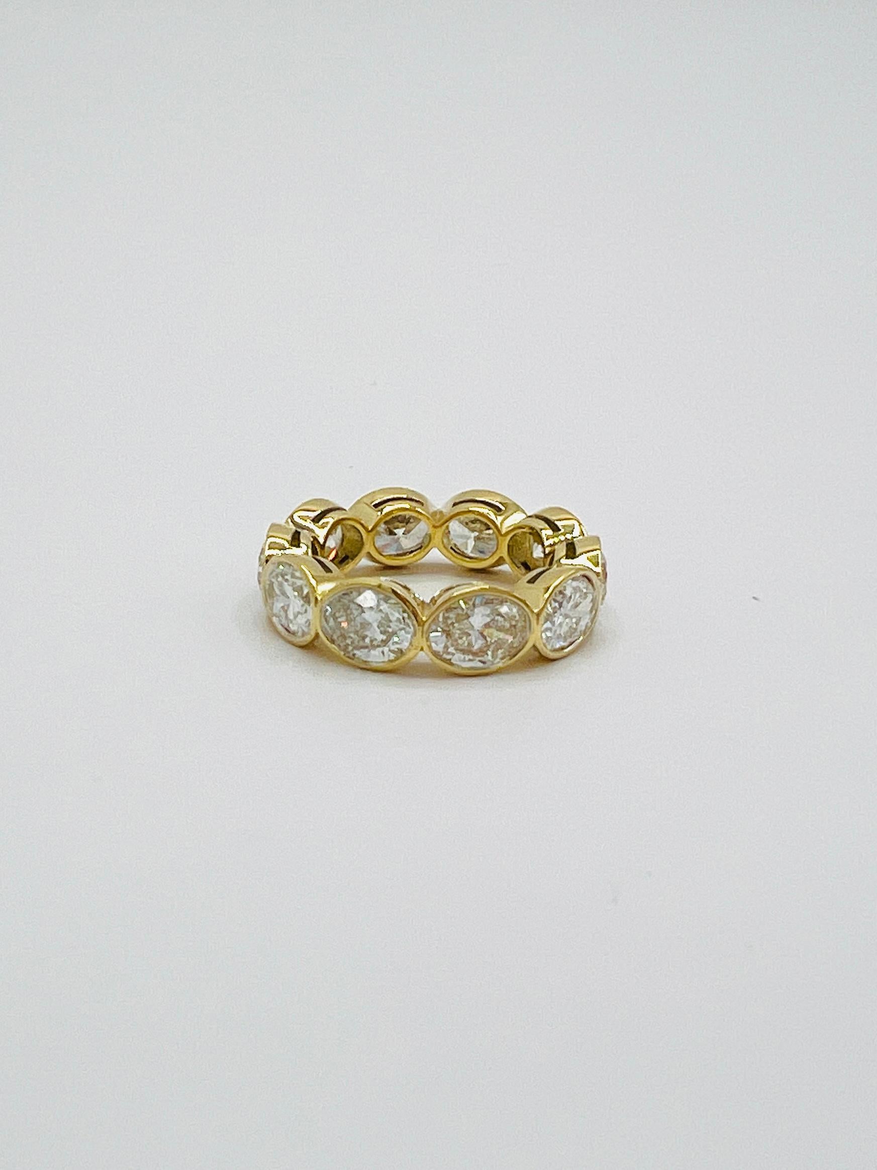 Anello a fascia per l'eternità con diamante ovale East West GIA in oro giallo 18 carati In condizioni Nuovo in vendita a Los Angeles, CA