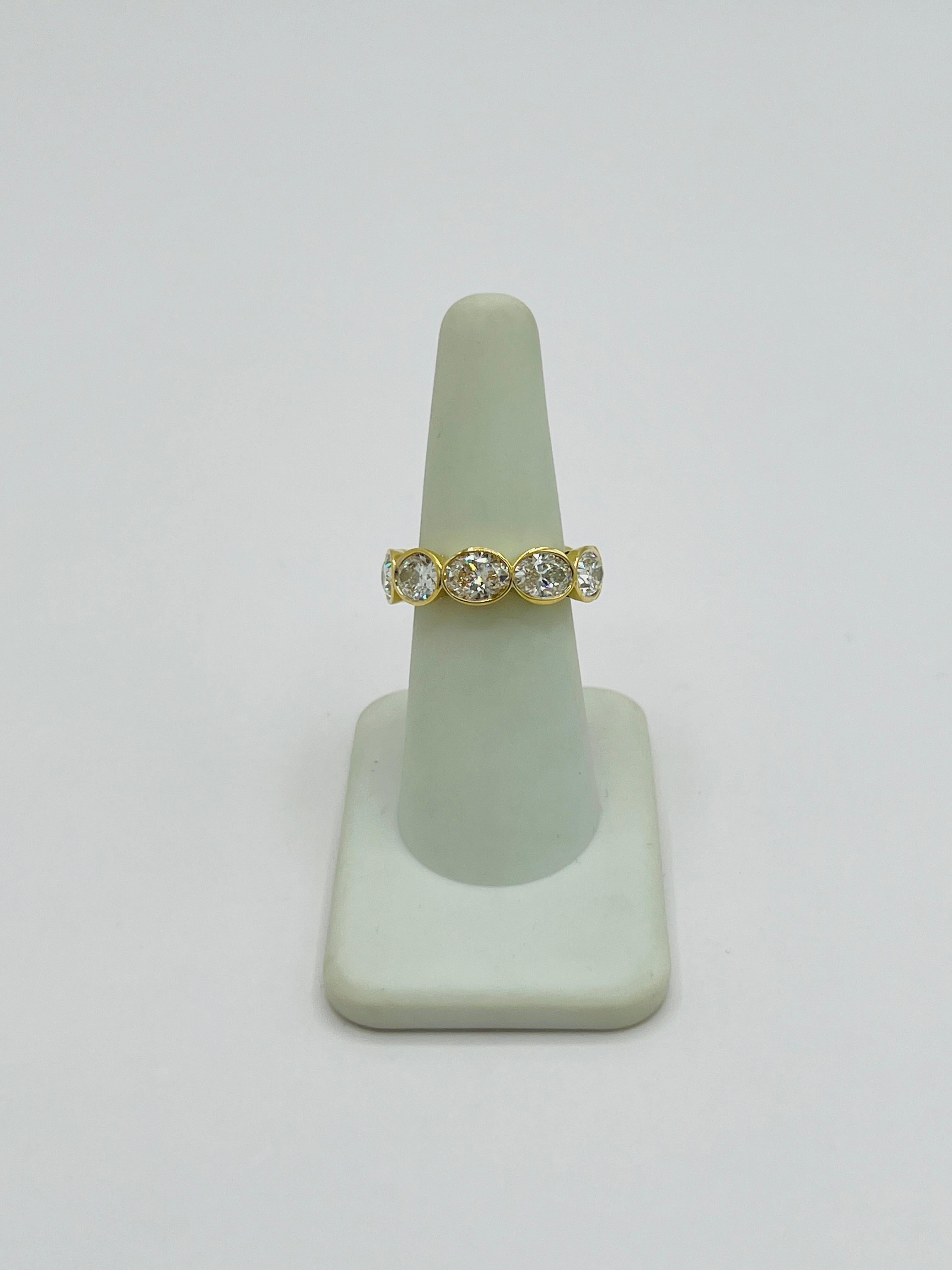 Anello a fascia per l'eternità con diamante ovale East West GIA in oro giallo 18 carati in vendita 1