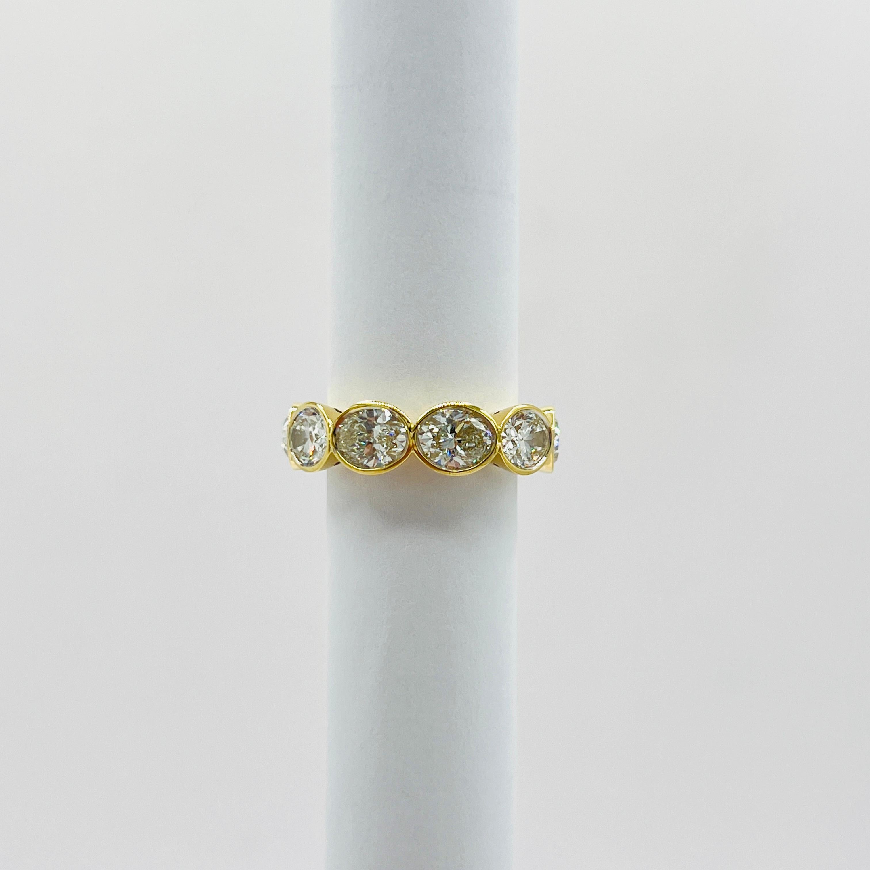 Anello a fascia per l'eternità con diamante ovale East West GIA in oro giallo 18 carati in vendita 2