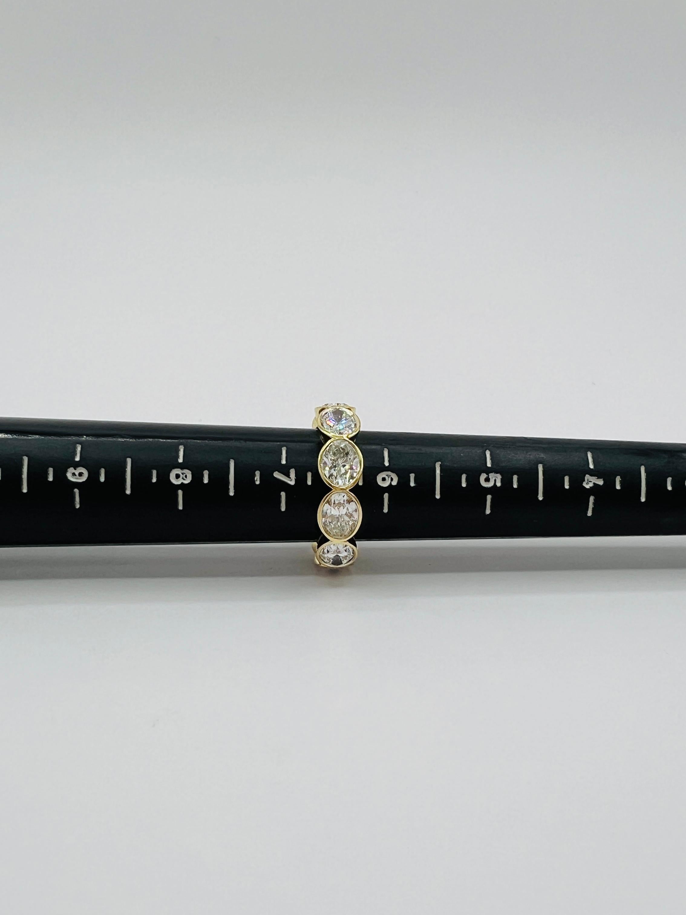 Anello a fascia per l'eternità con diamante ovale East West GIA in oro giallo 18 carati in vendita 3