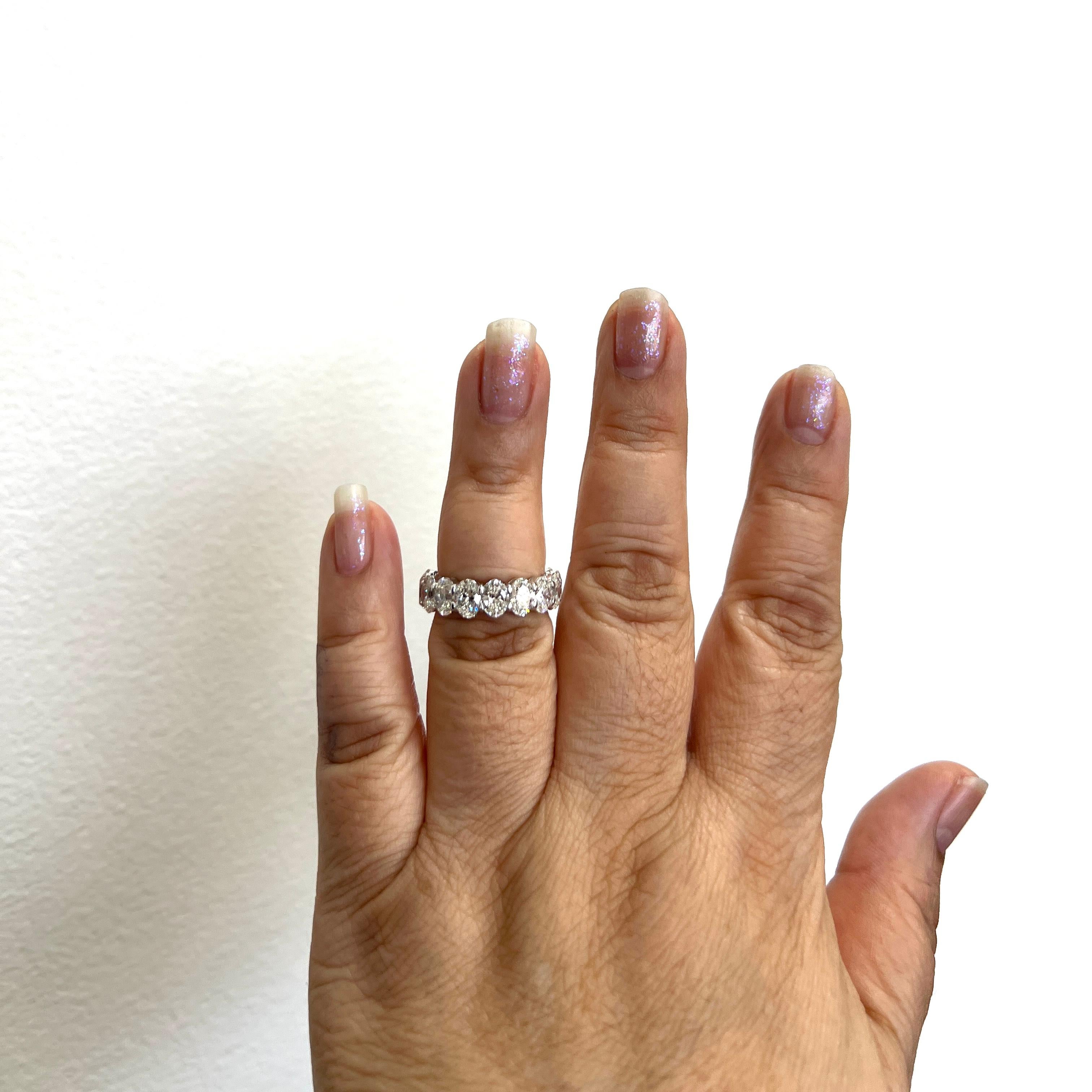 Splendido esemplare da 6,63 ct. Ovali di diamanti bianchi H-I VVS-SI.  Un totale di 16 pietre, ognuna delle quali ha un peso di 0,40 ct.  Realizzato a mano in oro bianco 18 carati.  Misura dell'anello 6,75.  Tutti i diamanti sono accompagnati da un
