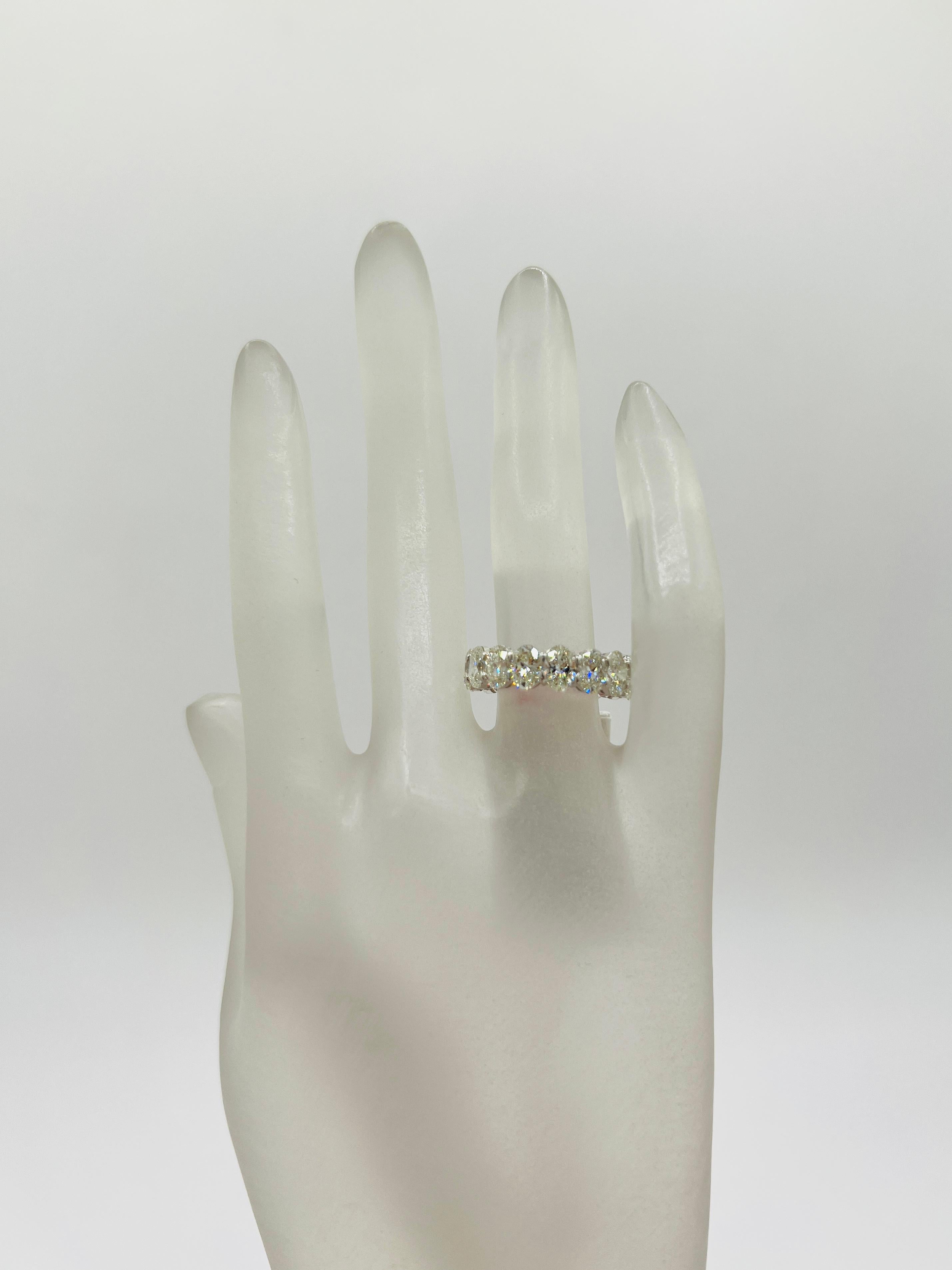 Taglio ovale Anello Eternità ovale con diamante bianco GIA in oro bianco 18K in vendita