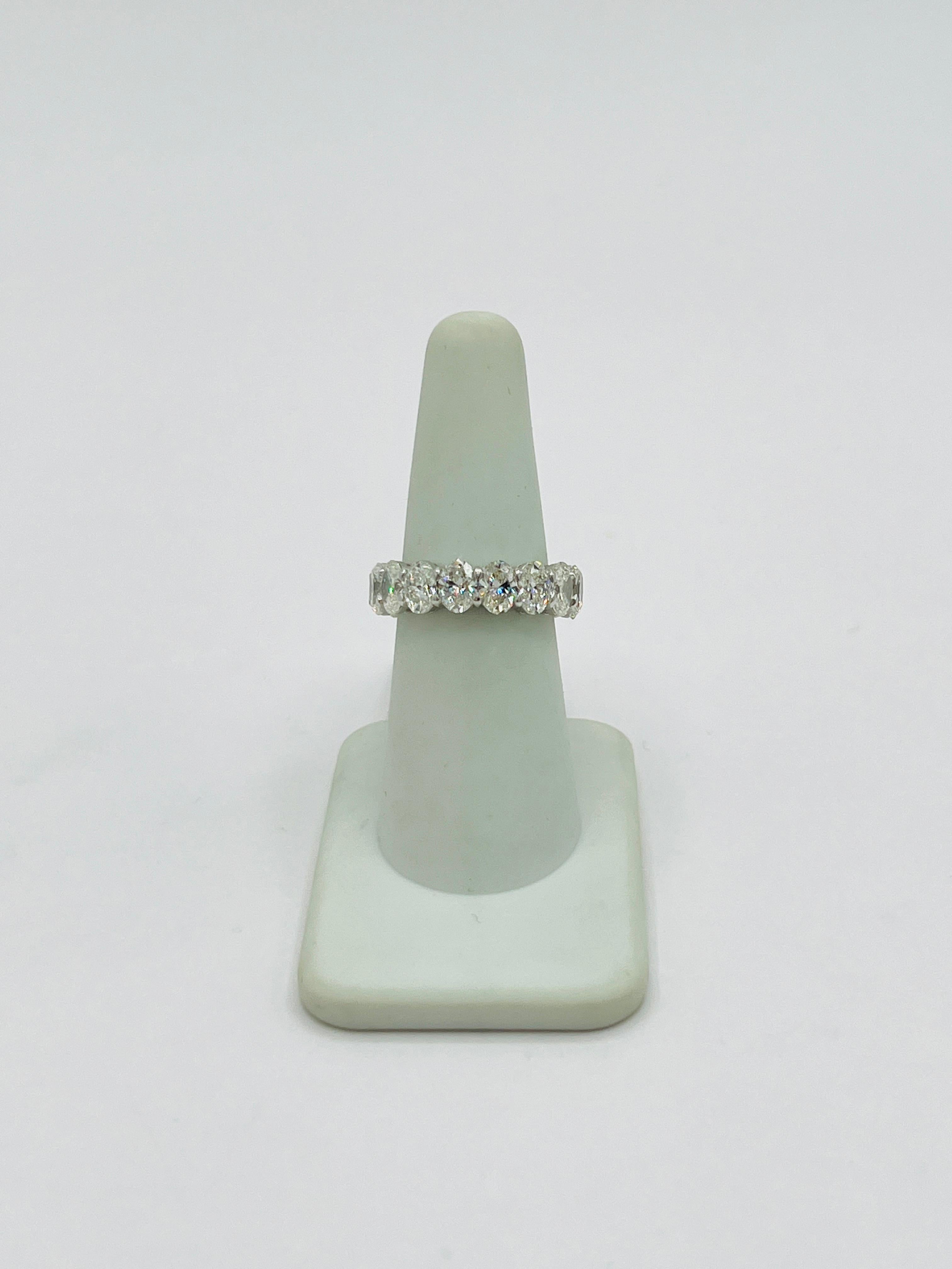Anello Eternità ovale con diamante bianco GIA in oro bianco 18K In condizioni Nuovo in vendita a Los Angeles, CA