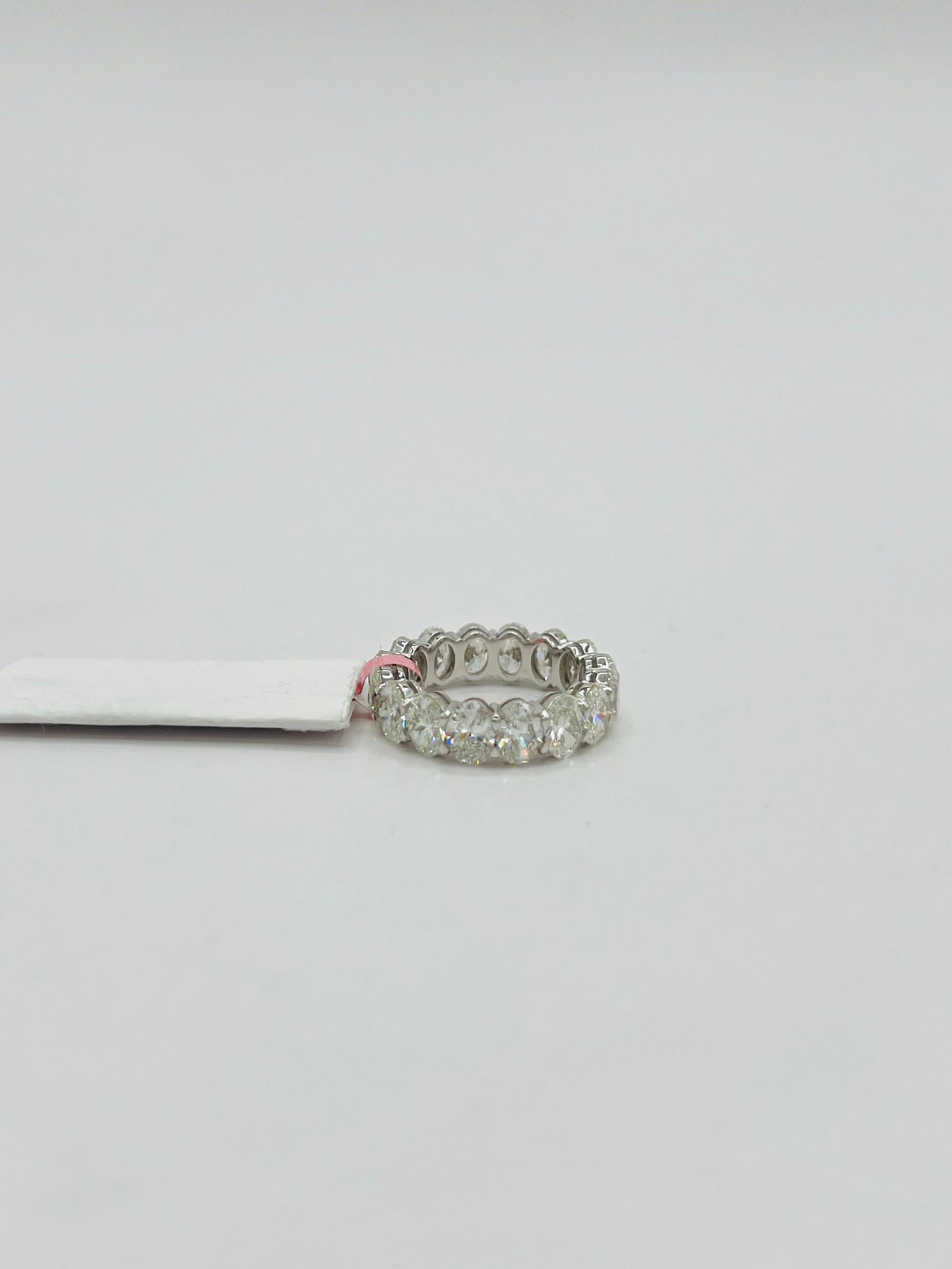 da uomo o donna Anello Eternità ovale con diamante bianco GIA in oro bianco 18K in vendita