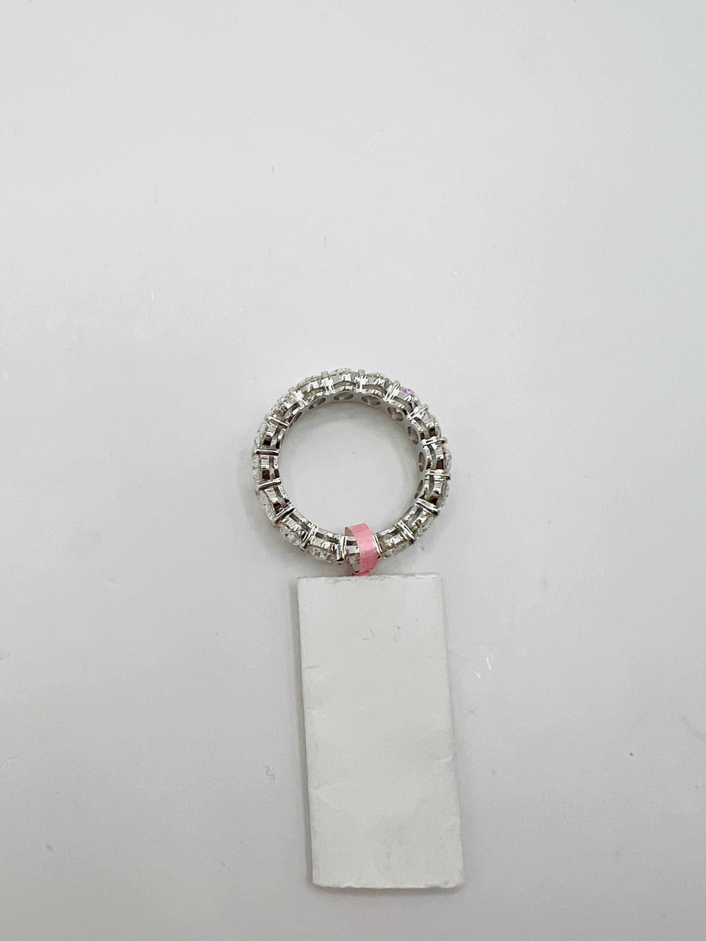 Anello Eternità ovale con diamante bianco GIA in oro bianco 18K in vendita 1