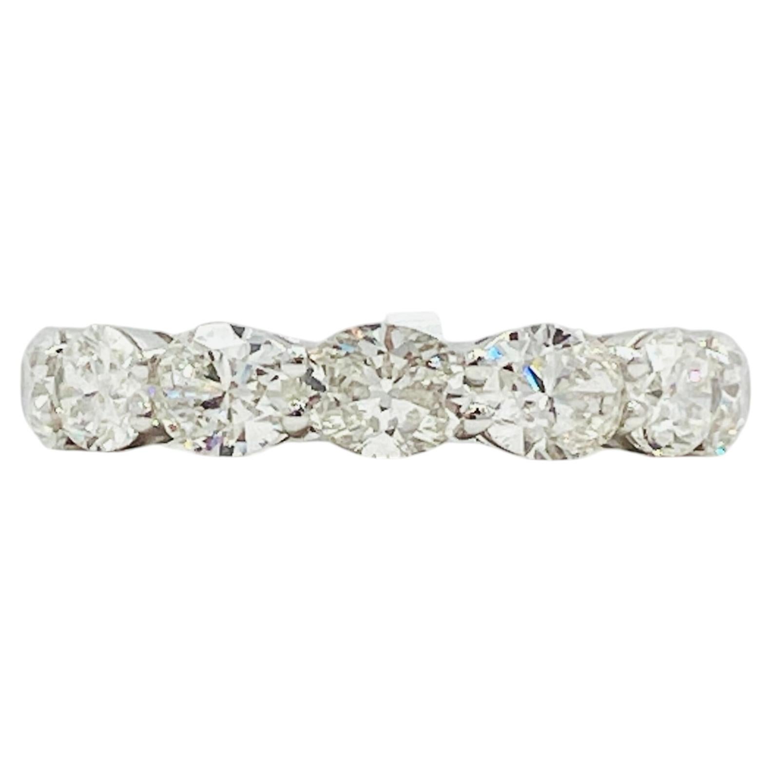 GIA Anillo Eterno Ovalado con Diamante Blanco en Platino en venta