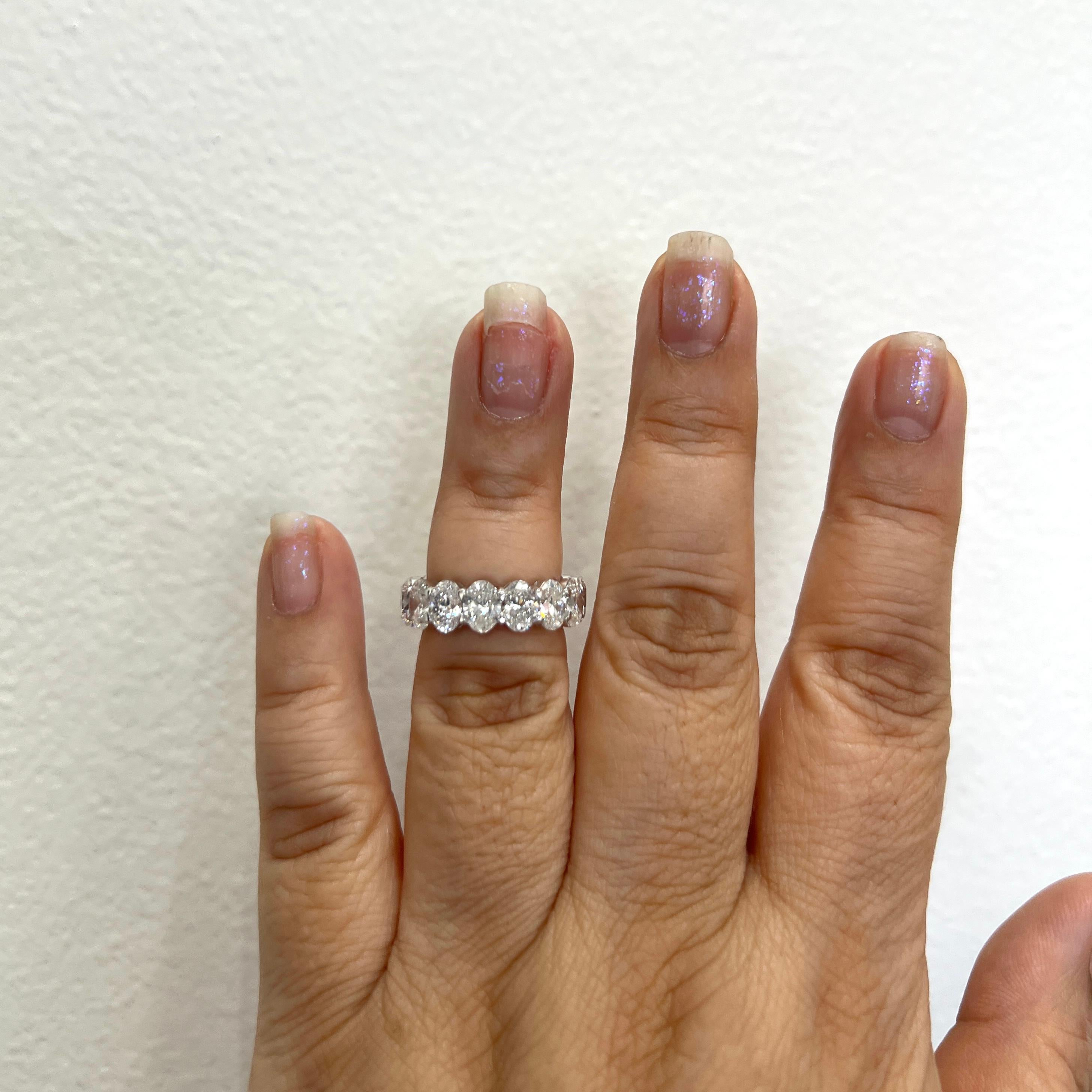 Bellissimo esemplare da 7,51 ct. DEF SI1-SI2 ovali di diamanti bianchi.  In totale 15 pietre, ognuna delle quali pesa 0,50 ct.  Ogni pietra è accompagnata da un certificato GIA.  Realizzato a mano in oro bianco 18 carati.  Anello taglia 6+.