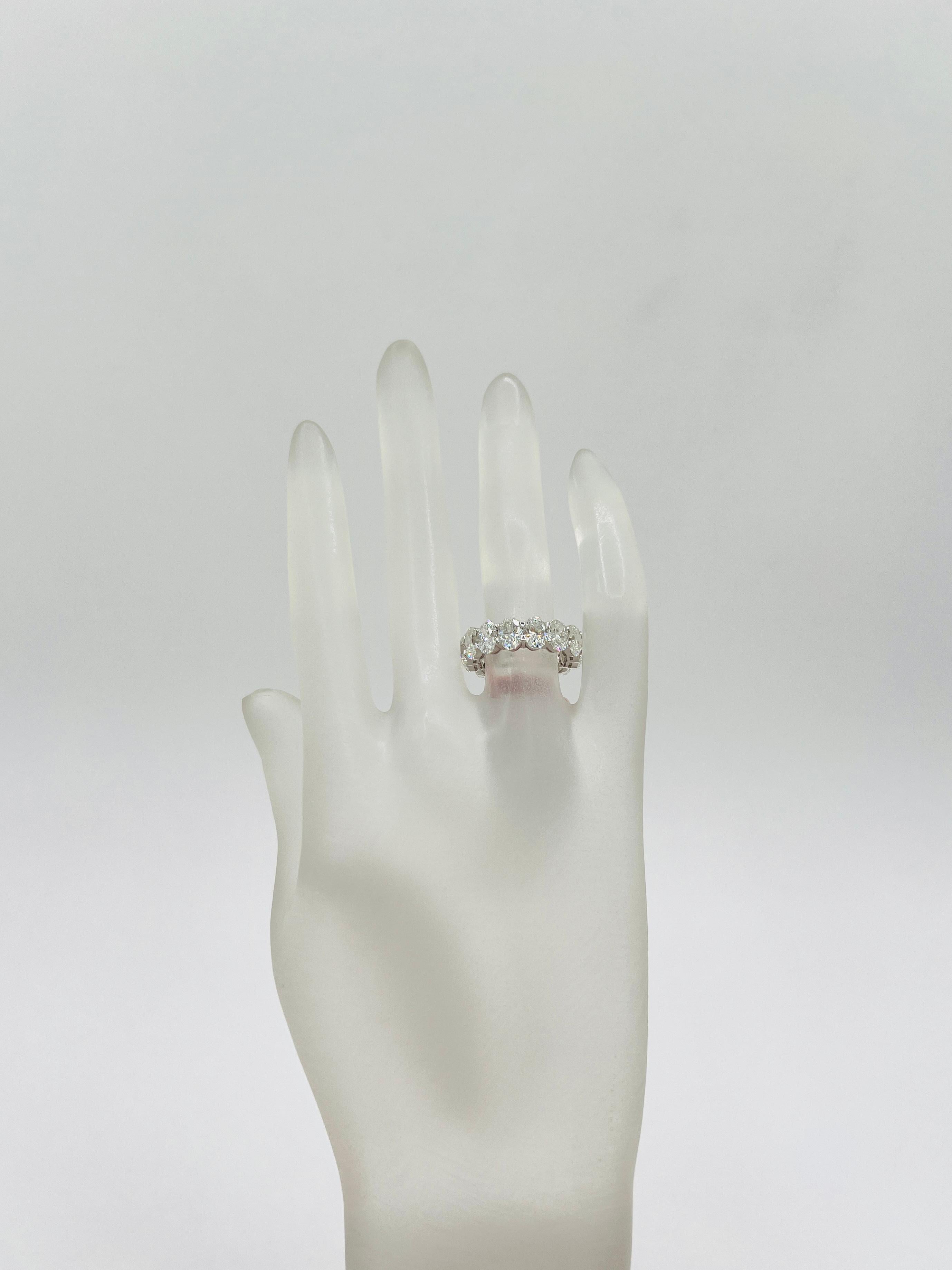 Taglio ovale Anello a fascia per l'eternità con diamante bianco GIA ovale da mezzo carato ciascuno in oro bianco 18 carati in vendita
