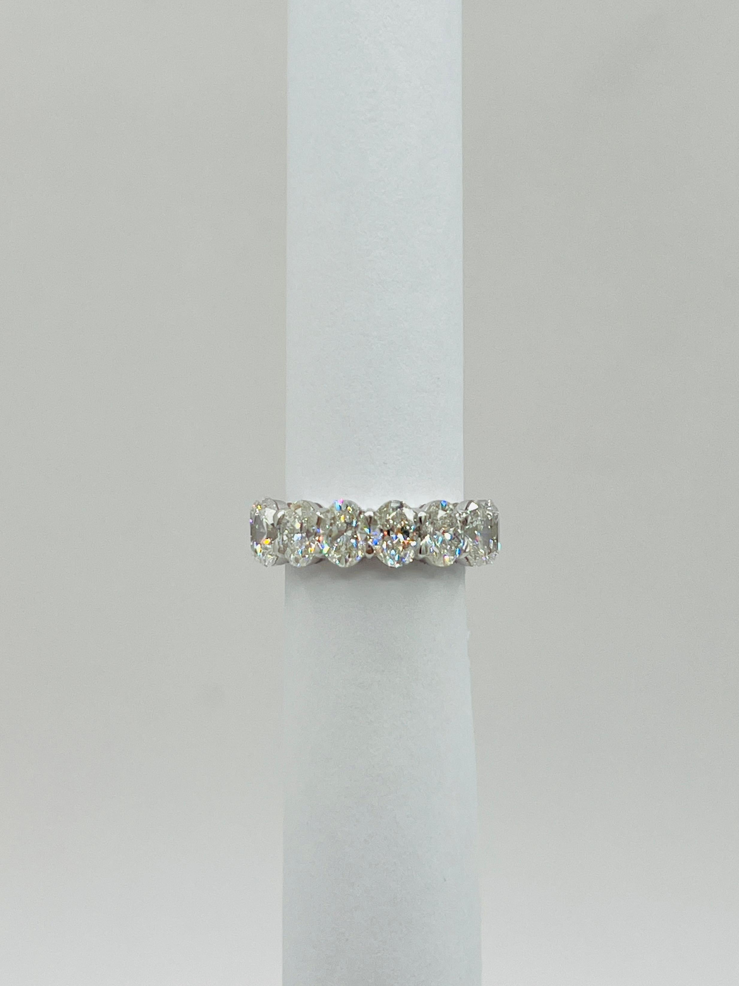 Anello a fascia per l'eternità con diamante bianco GIA ovale da mezzo carato ciascuno in oro bianco 18 carati In condizioni Nuovo in vendita a Los Angeles, CA