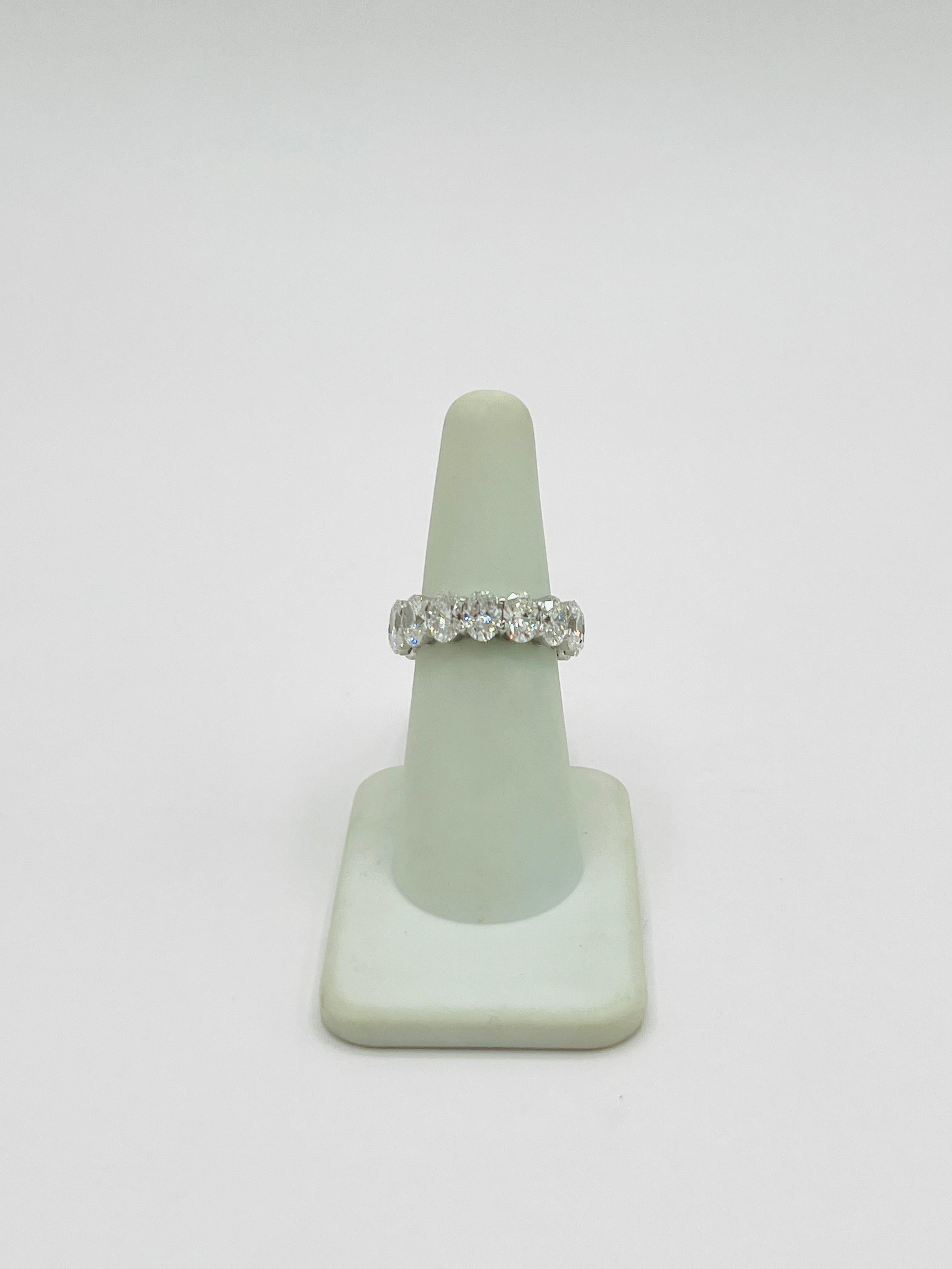 Anello a fascia per l'eternità con diamante bianco GIA ovale da mezzo carato ciascuno in oro bianco 18 carati in vendita 1