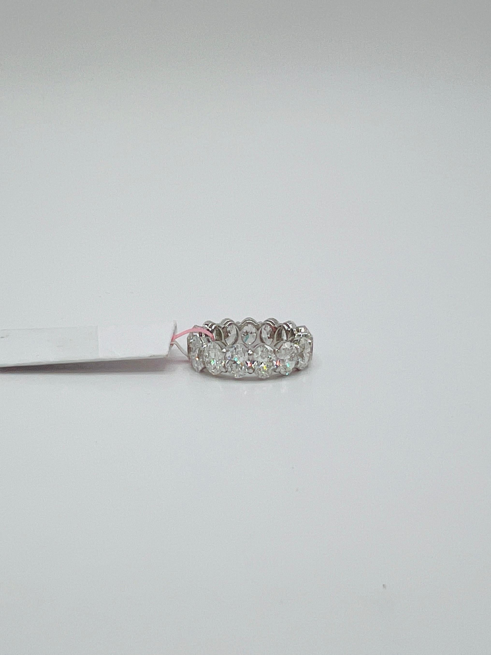 Anello a fascia per l'eternità con diamante bianco GIA ovale da mezzo carato ciascuno in oro bianco 18 carati in vendita 2