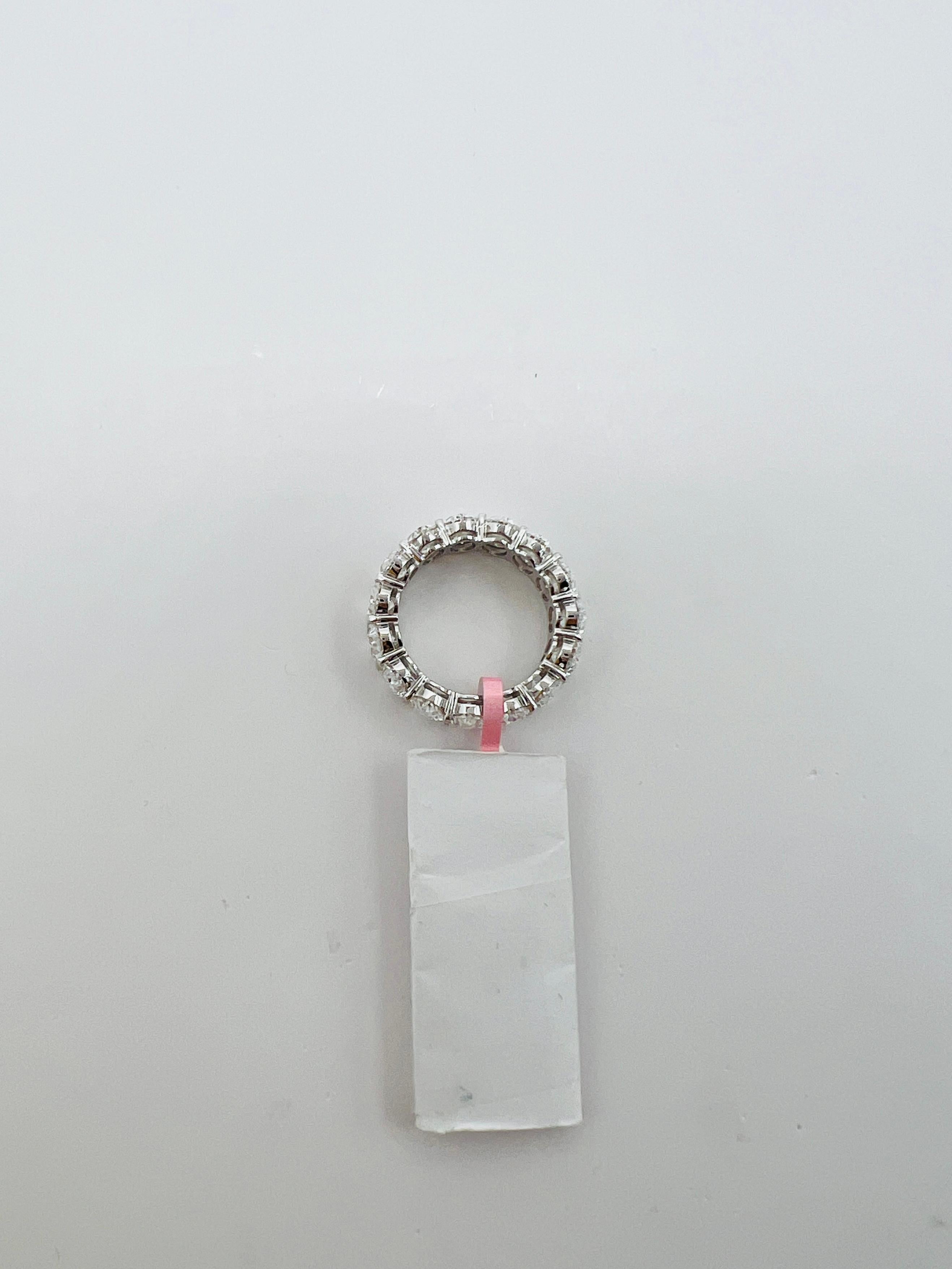 Anello a fascia per l'eternità con diamante bianco GIA ovale da mezzo carato ciascuno in oro bianco 18 carati in vendita 3
