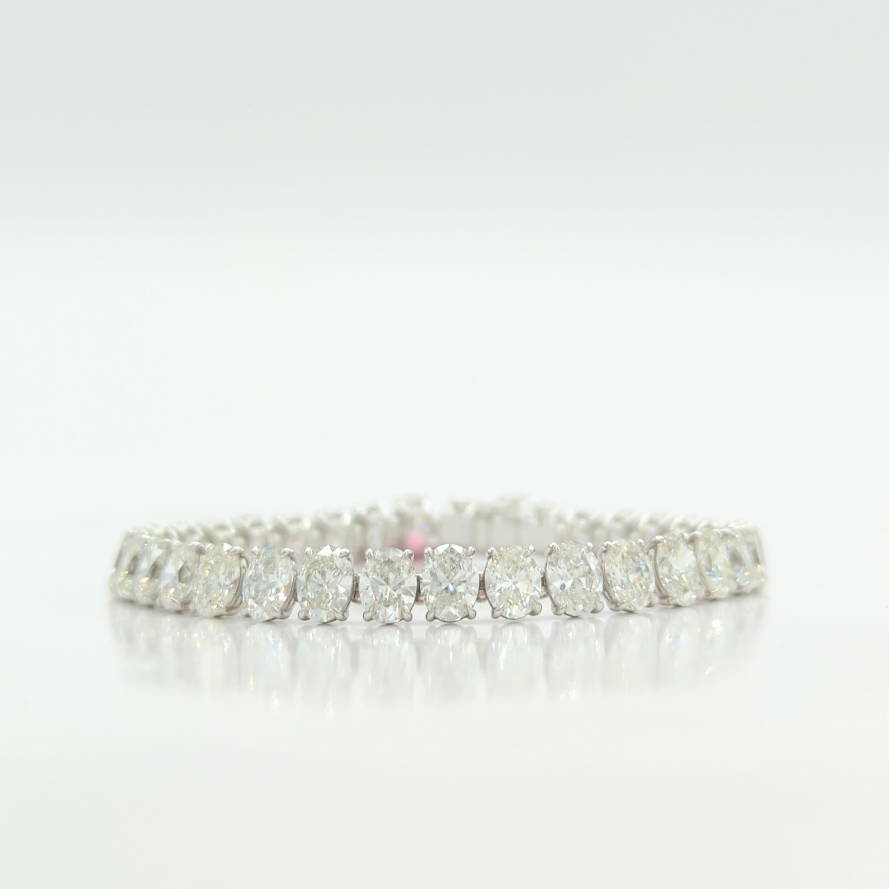 Bracelet tennis ovale en or blanc 18 carats avec diamants blancs certifiés GIA en vente 5