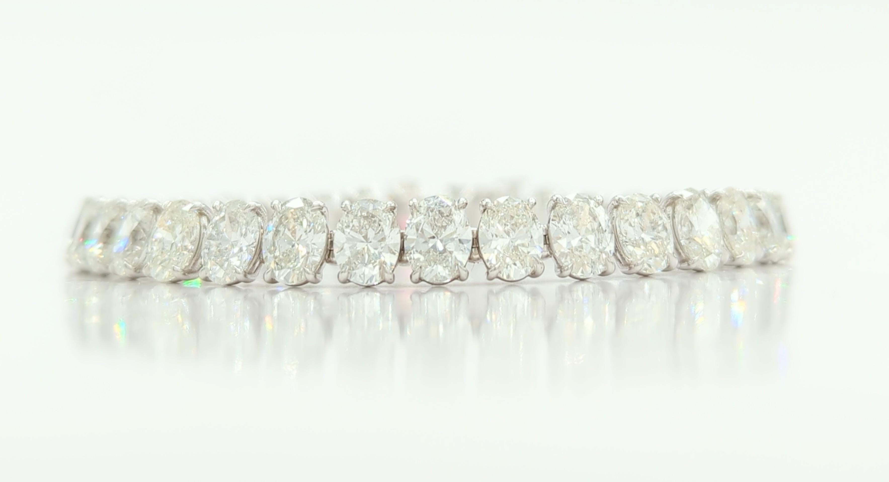 Bracelet tennis ovale en or blanc 18 carats avec diamants blancs certifiés GIA en vente 6