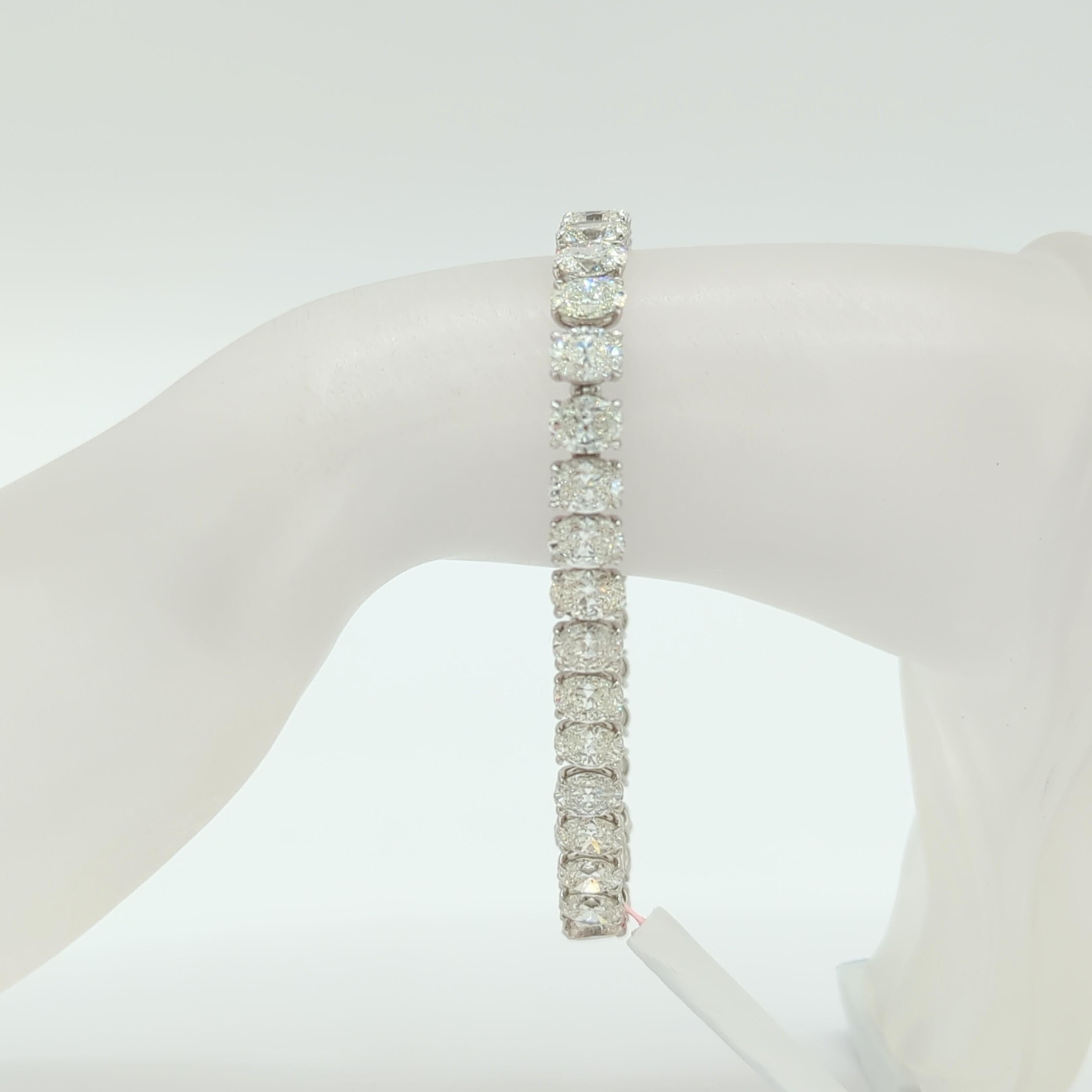 Taille ovale Bracelet tennis ovale en or blanc 18 carats avec diamants blancs certifiés GIA en vente