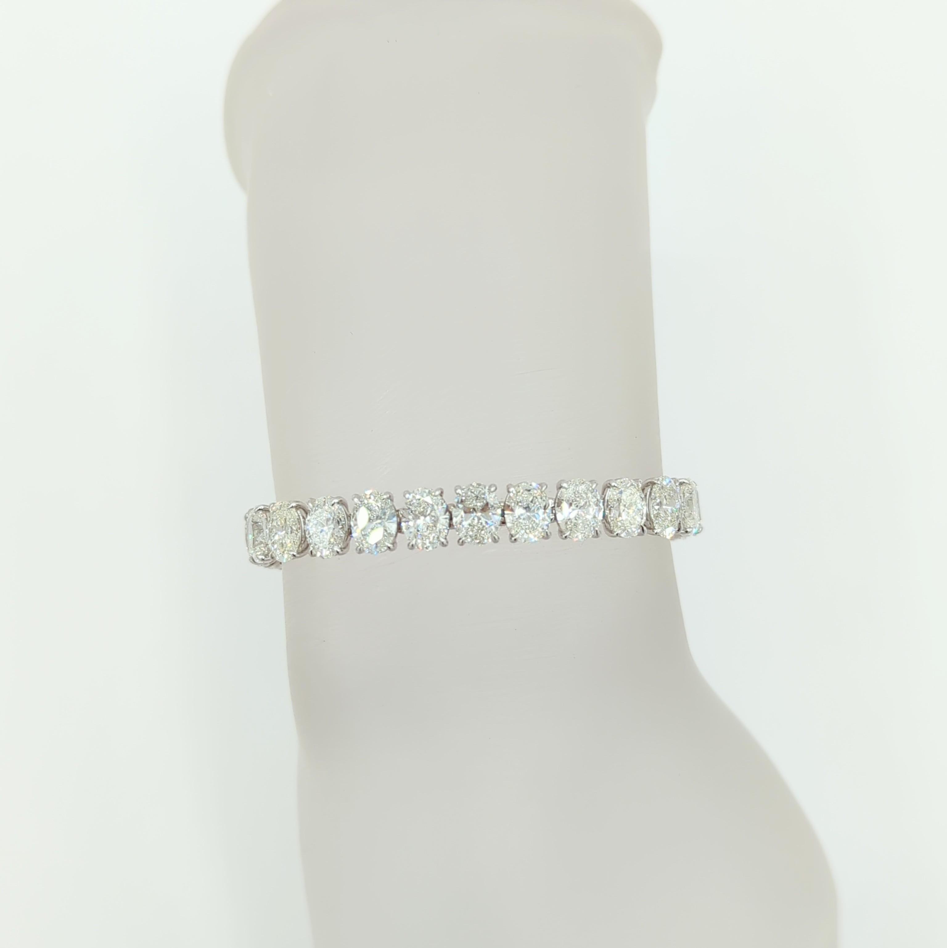 GIA White Diamond Oval Tennis Bracelet in 18K White Gold In New Condition For Sale In Los Angeles, CA