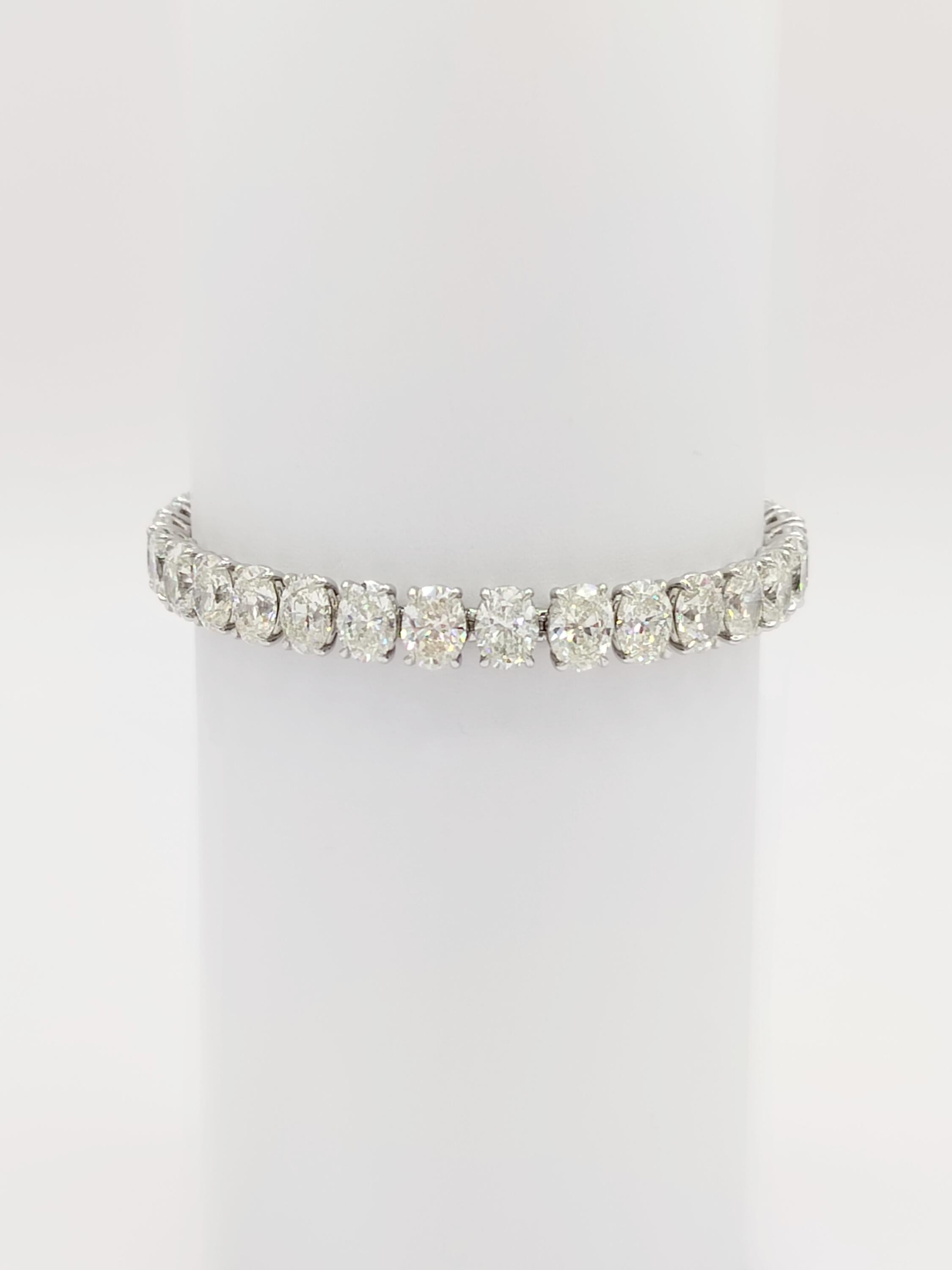 GIA White Diamond Oval Tennis Bracelet in 18K White Gold In New Condition In Los Angeles, CA
