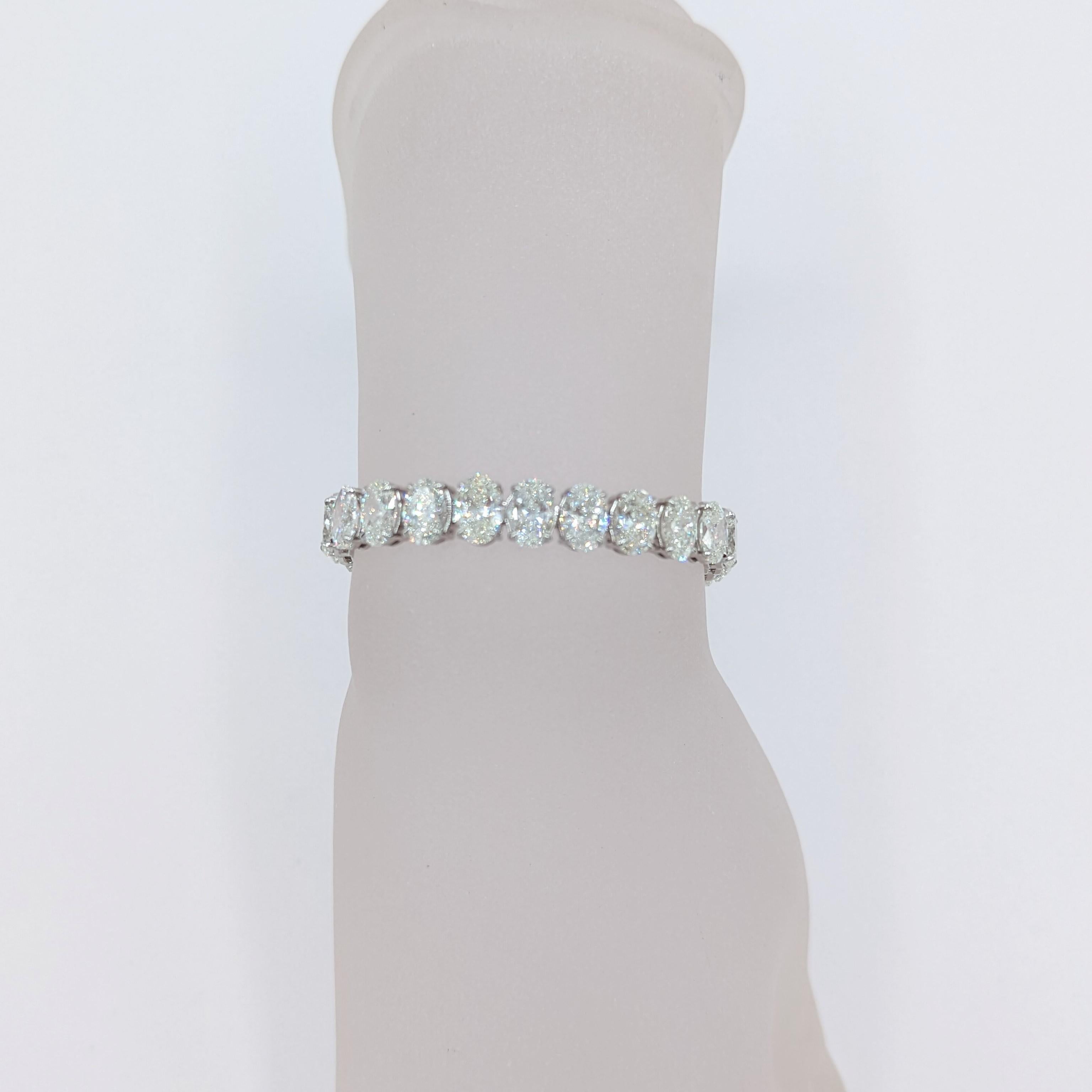 Atemberaubende 31,19 ct. weiße Diamanten Ovale G-I Farbe, VS2- SI2 Klarheit.  Insgesamt 31 Steine. Handgefertigt in Platin.  Die Länge beträgt 7,25