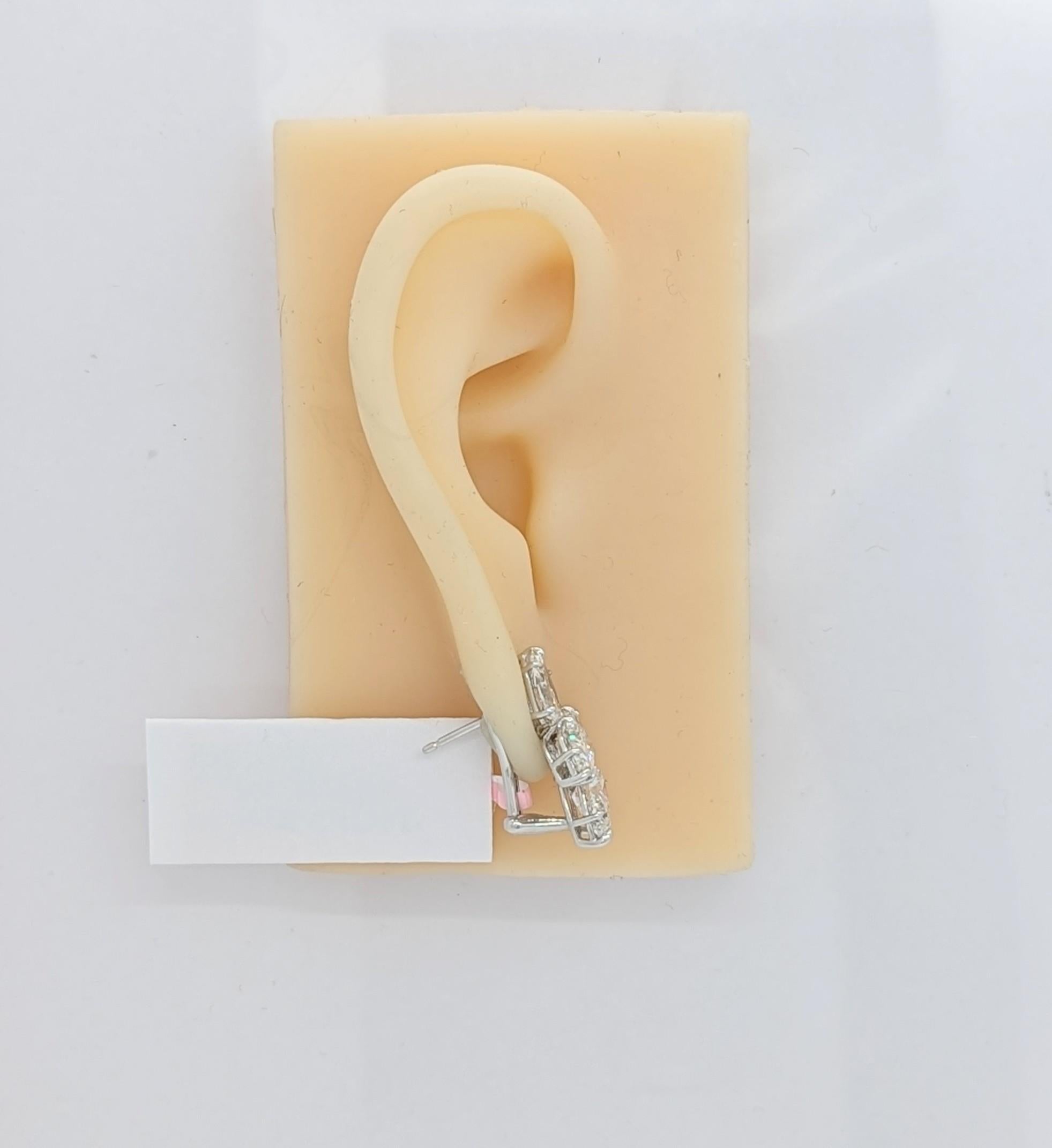 Taille poire Boucles d'oreilles en or blanc 18 carats avec grappes de diamants blancs GIA en forme de poire en vente