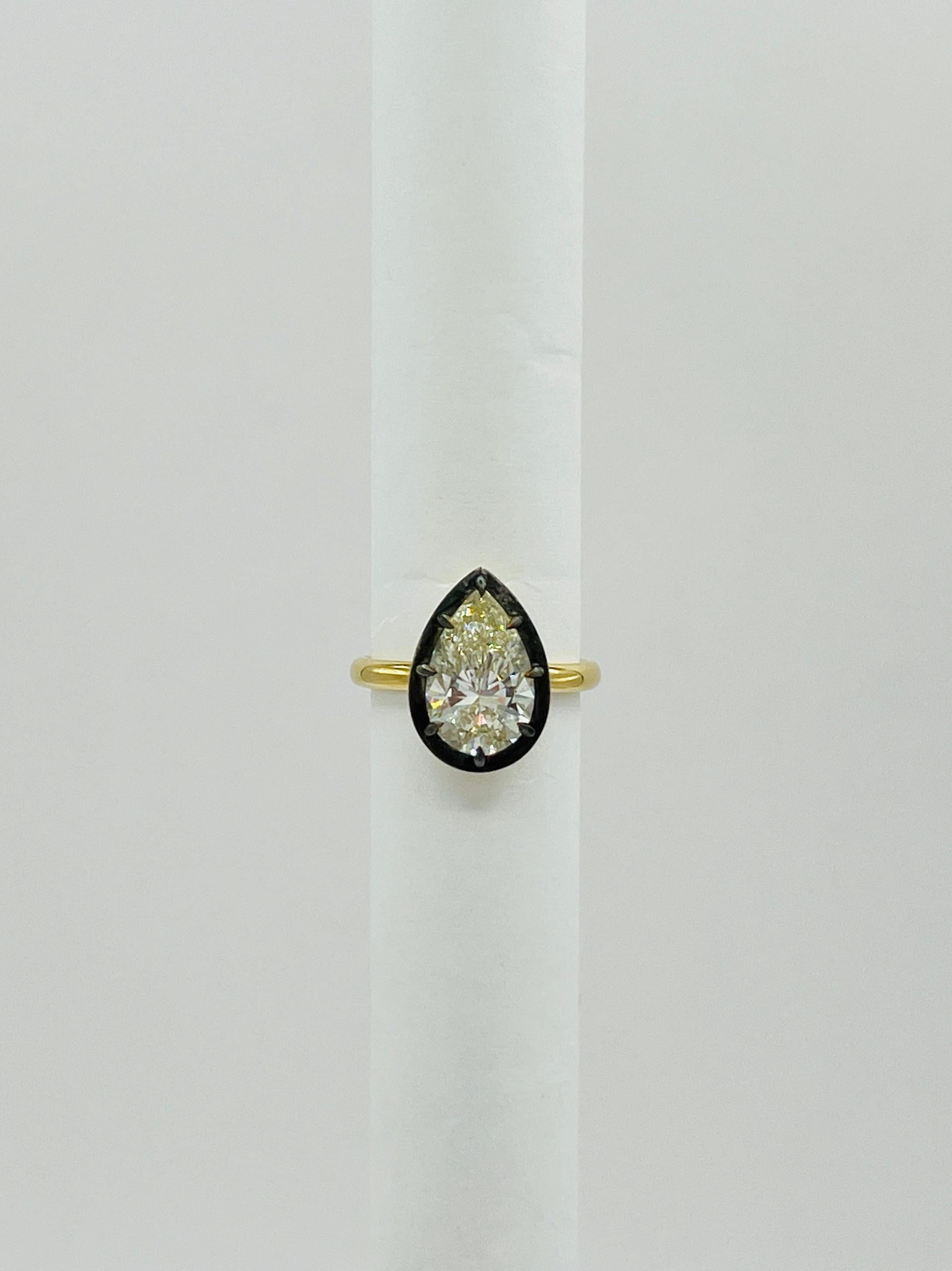 Women's or Men's GIA White Diamond Pear Shape in Black Rhodium Bezel and 18K Yellow Gold For Sale