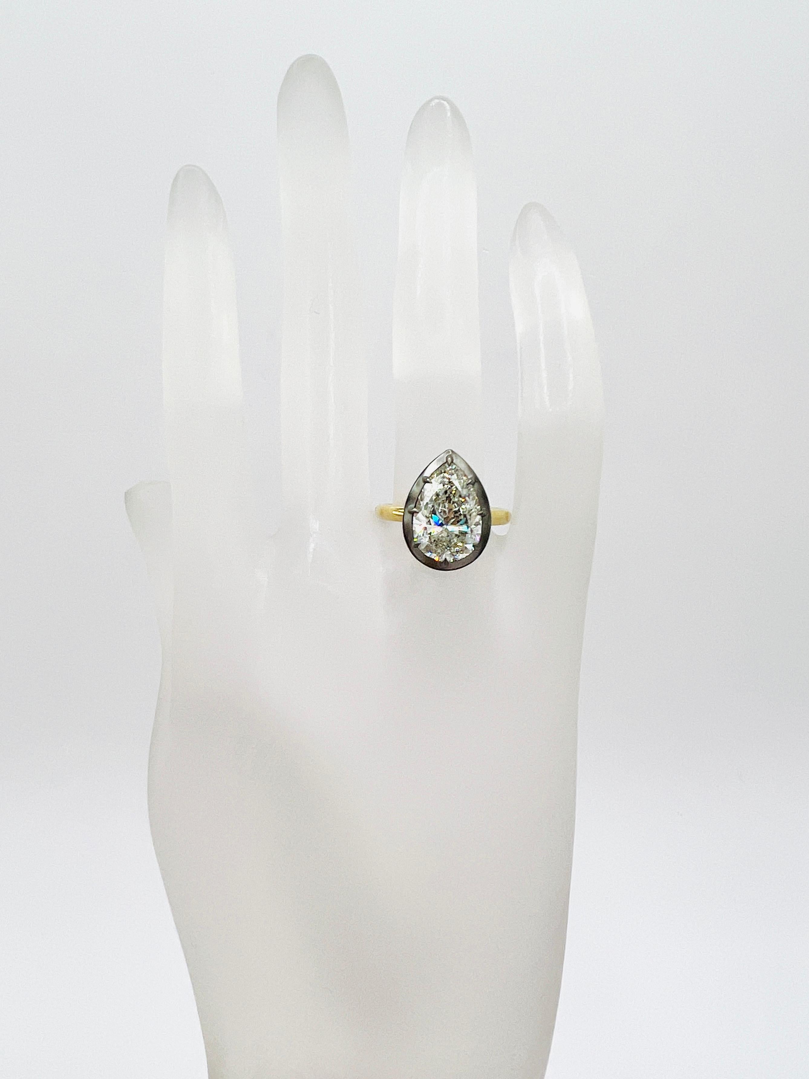 Magnifique 5.00 ct. J SI2 diamant blanc en forme de poire fait à la main en or jaune 18k et rhodium noir.  Taille de la bague 65.  Certificat GIA inclus.