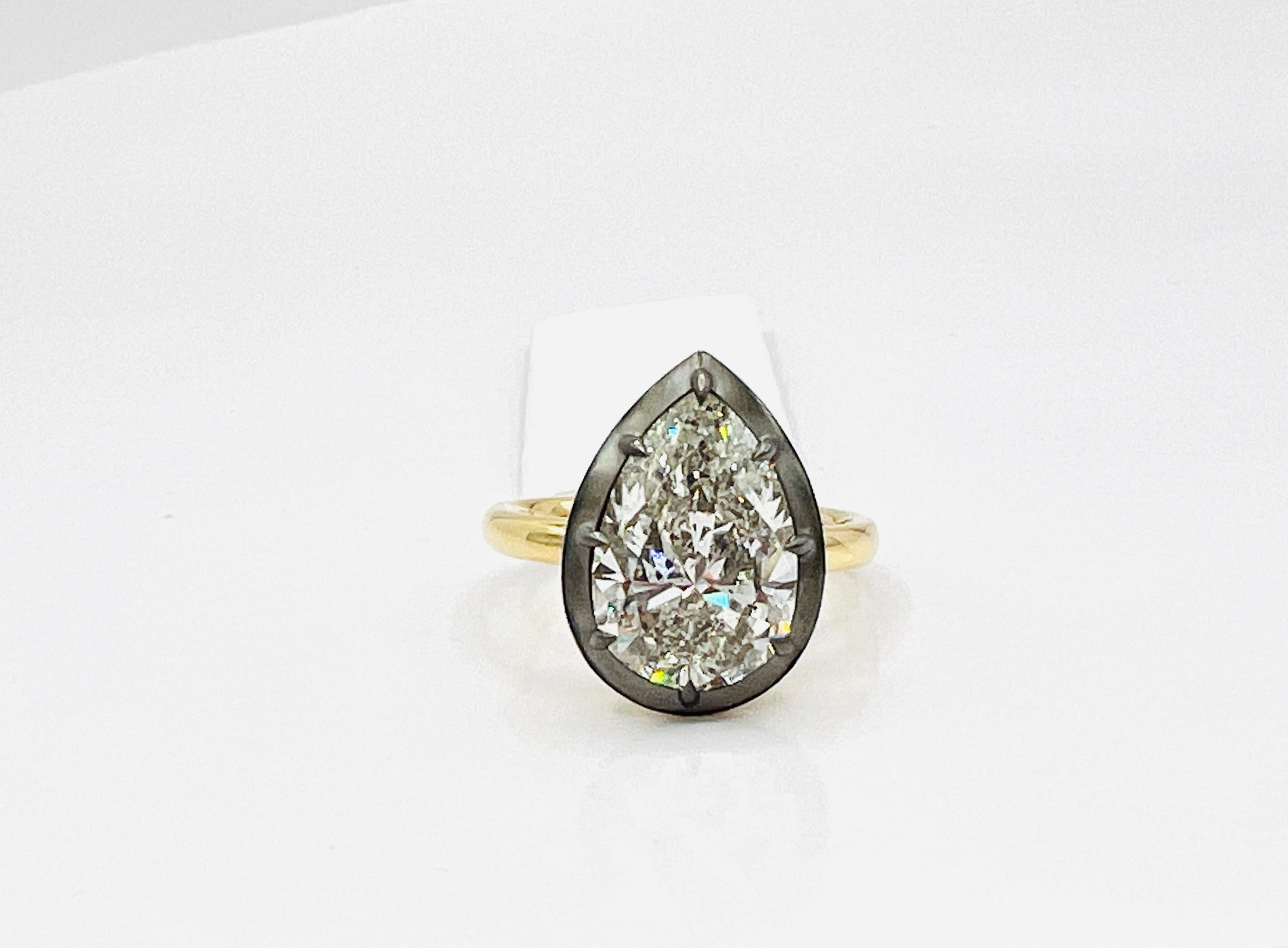 Bague solitaire en or jaune 18 carats et rhodium noir avec diamant blanc GIA en forme de poire Unisexe en vente