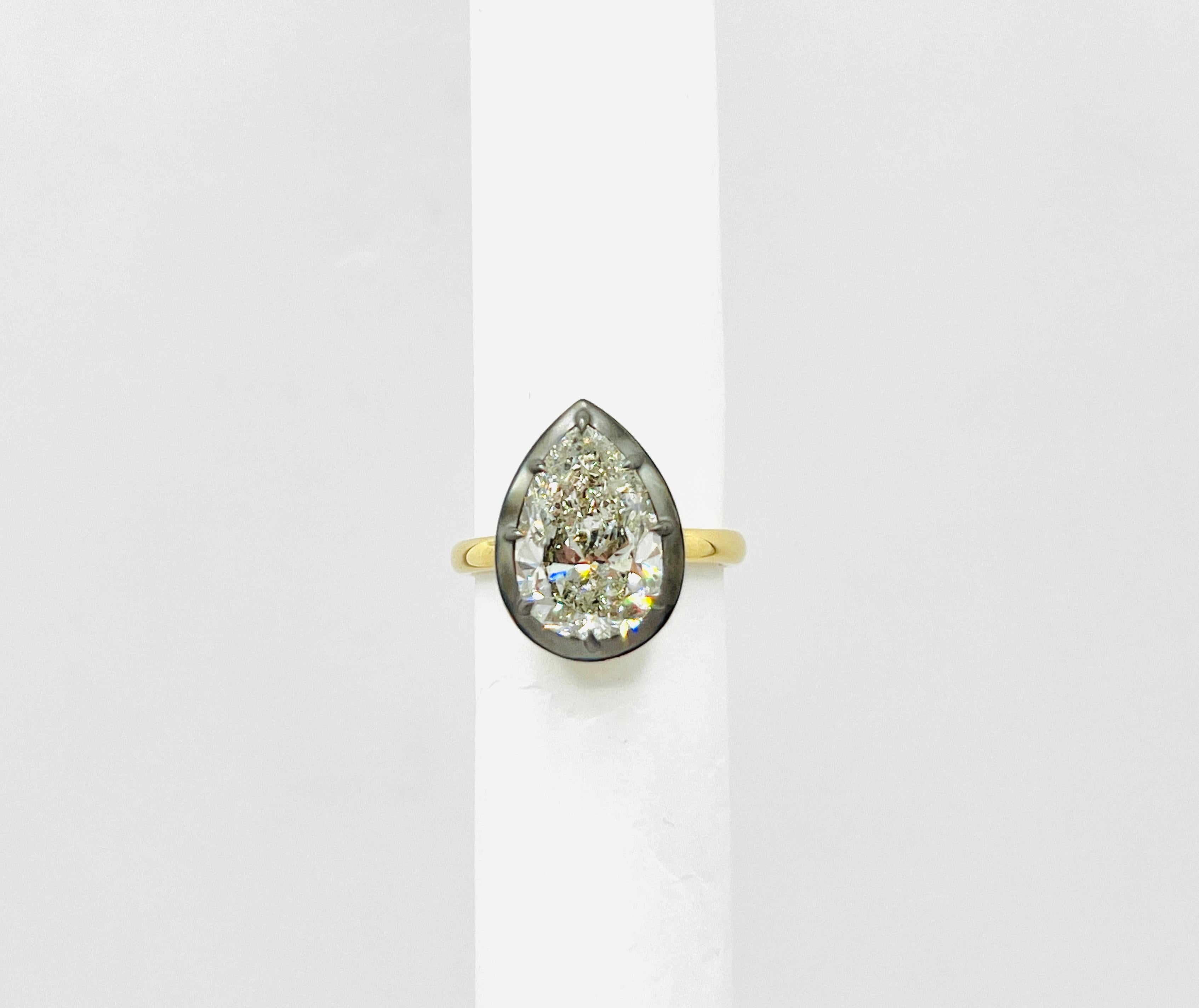 Bague solitaire en or jaune 18 carats et rhodium noir avec diamant blanc GIA en forme de poire en vente 1