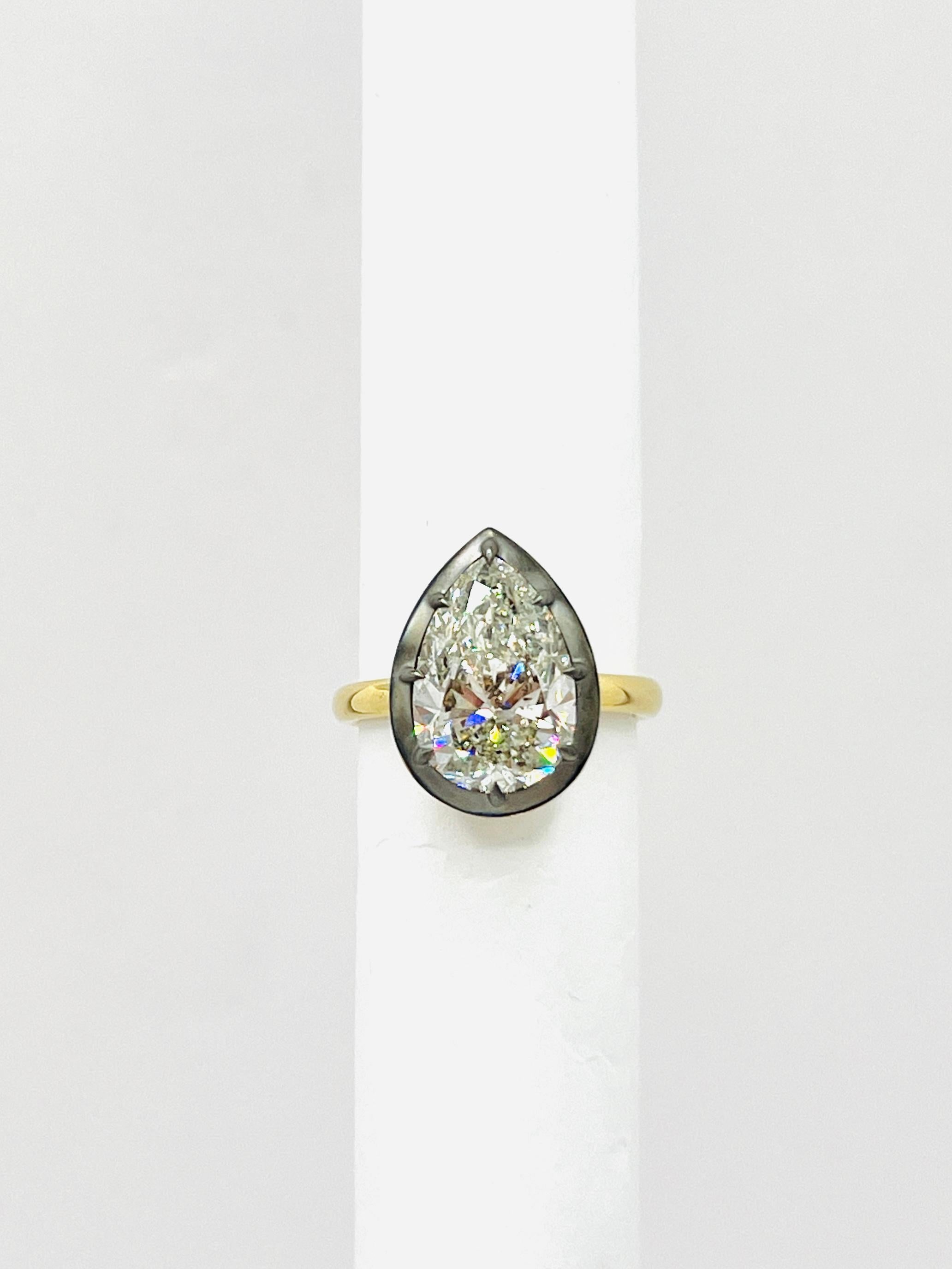 Bague solitaire en or jaune 18 carats et rhodium noir avec diamant blanc GIA en forme de poire en vente 2