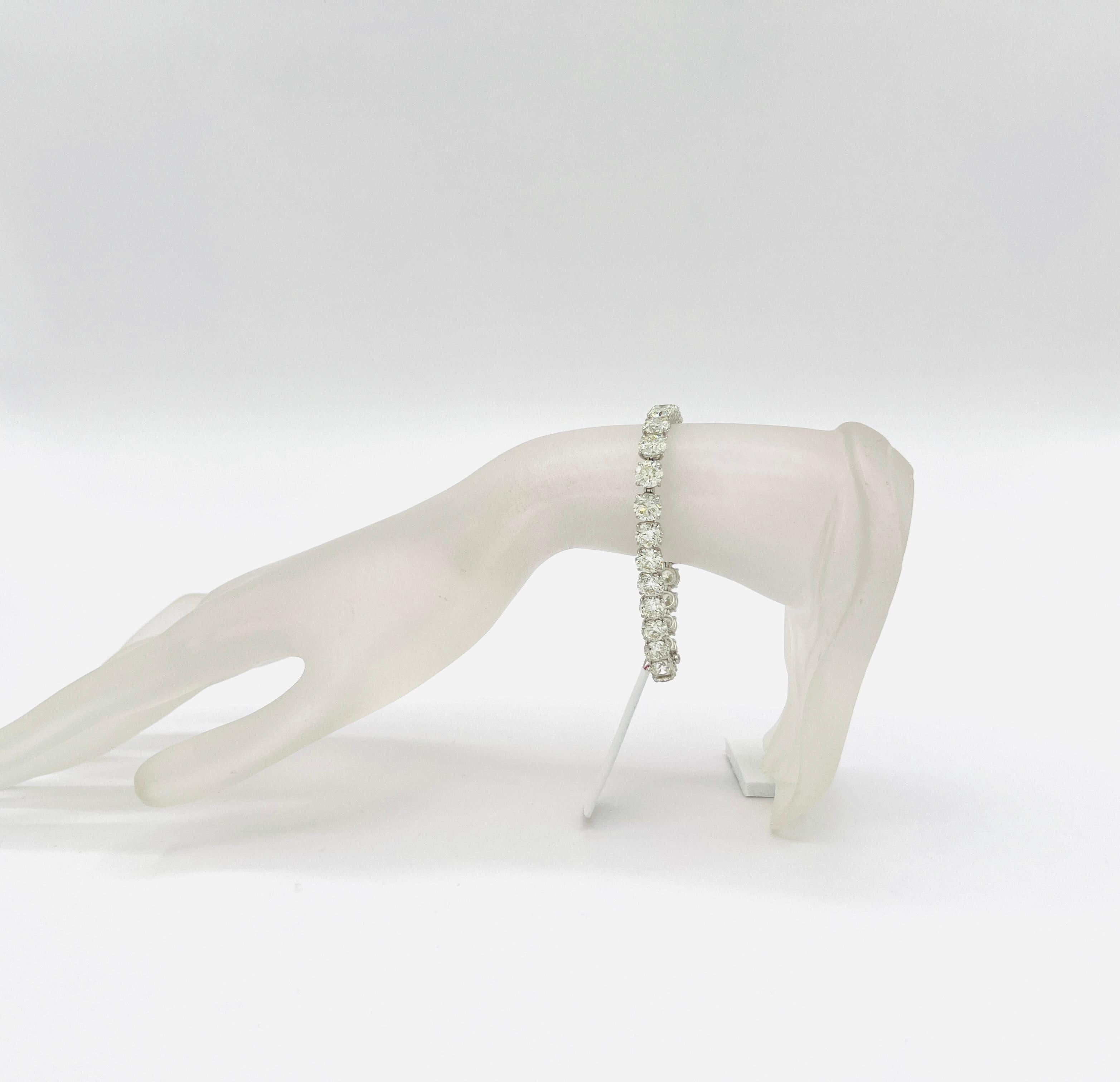 Splendido esemplare da 25,22 ct. Whiting SI diamanti bianchi rotondi.  Un totale di 28 pietre, ogni pietra è di 0,90 ct.  Realizzato a mano in oro bianco 18 carati.  La lunghezza è di 7
