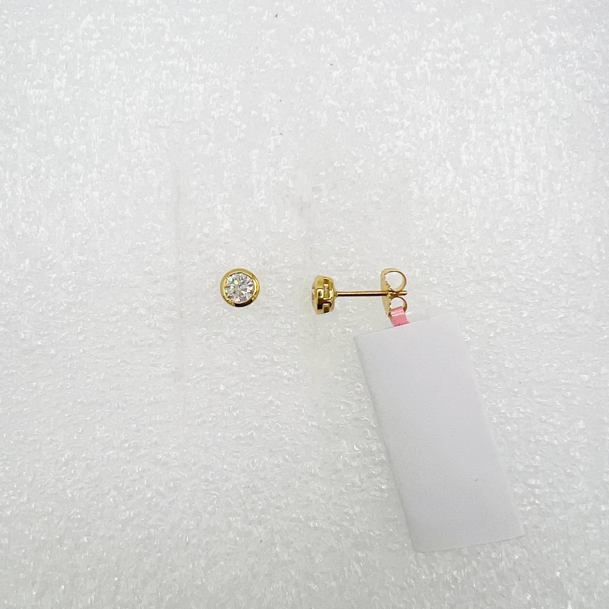 GIA White Diamond Round Bezel Stud Earrings in 18K Yellow Gold In New Condition In Los Angeles, CA