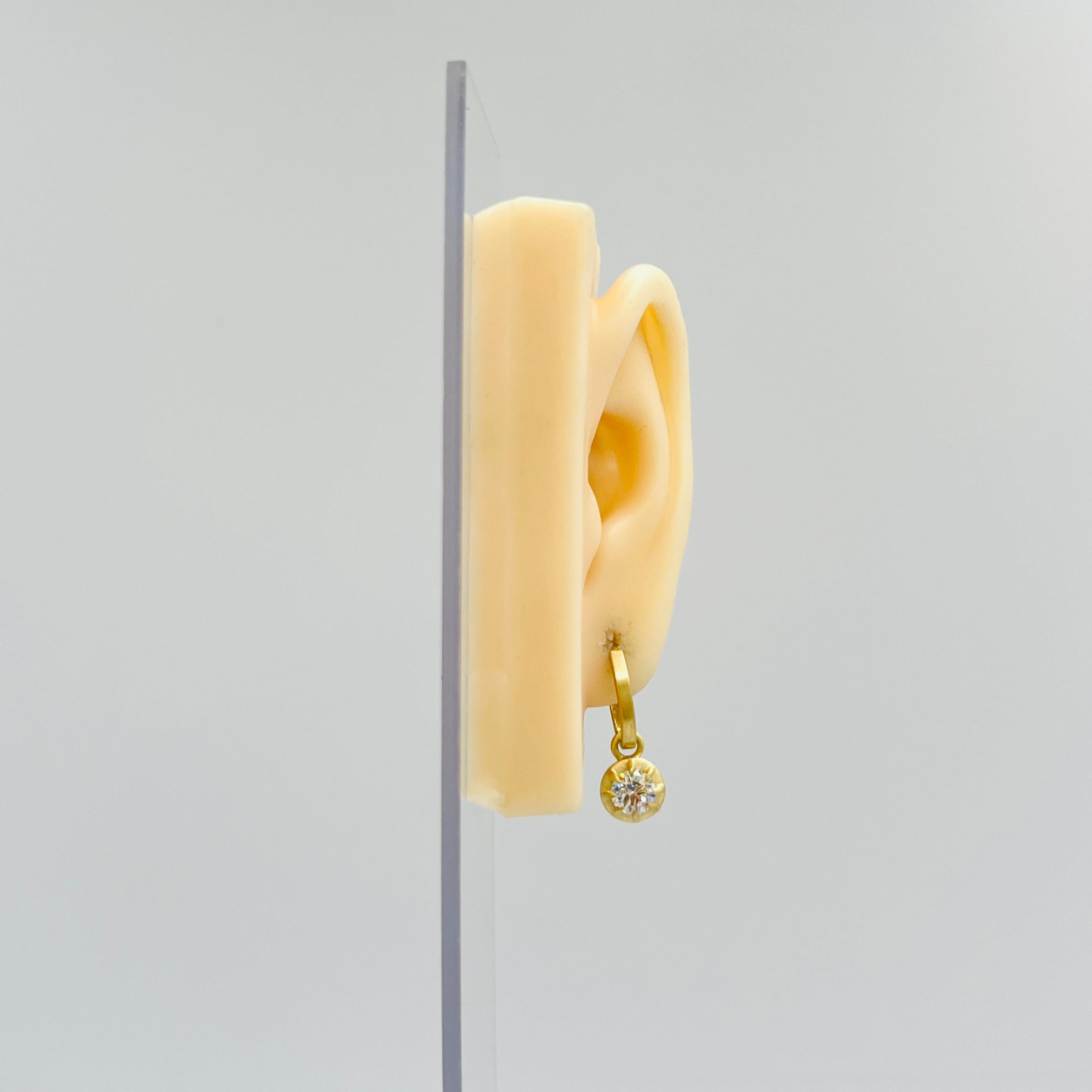Bellissimo esemplare da 2,23 ct. Whiting SI diamanti bianchi rotondi.  Realizzato a mano in oro giallo 18k con finitura opaca.  Una pietra è I SI1 e l'altra è J SI1.  Viene fornito con i certificati GIA.