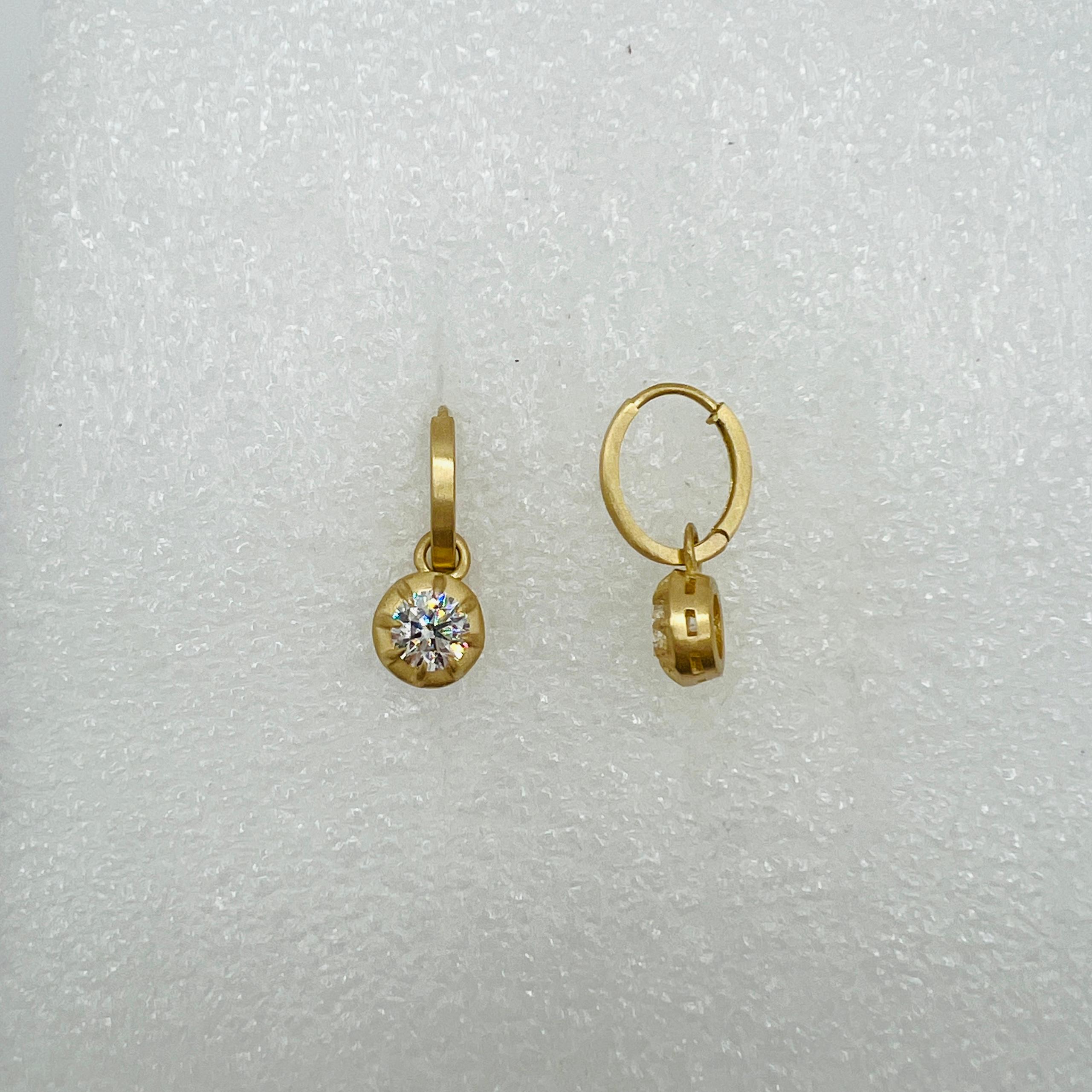 Orecchini pendenti con diamanti bianchi GIA in oro giallo 18 carati in vendita 1