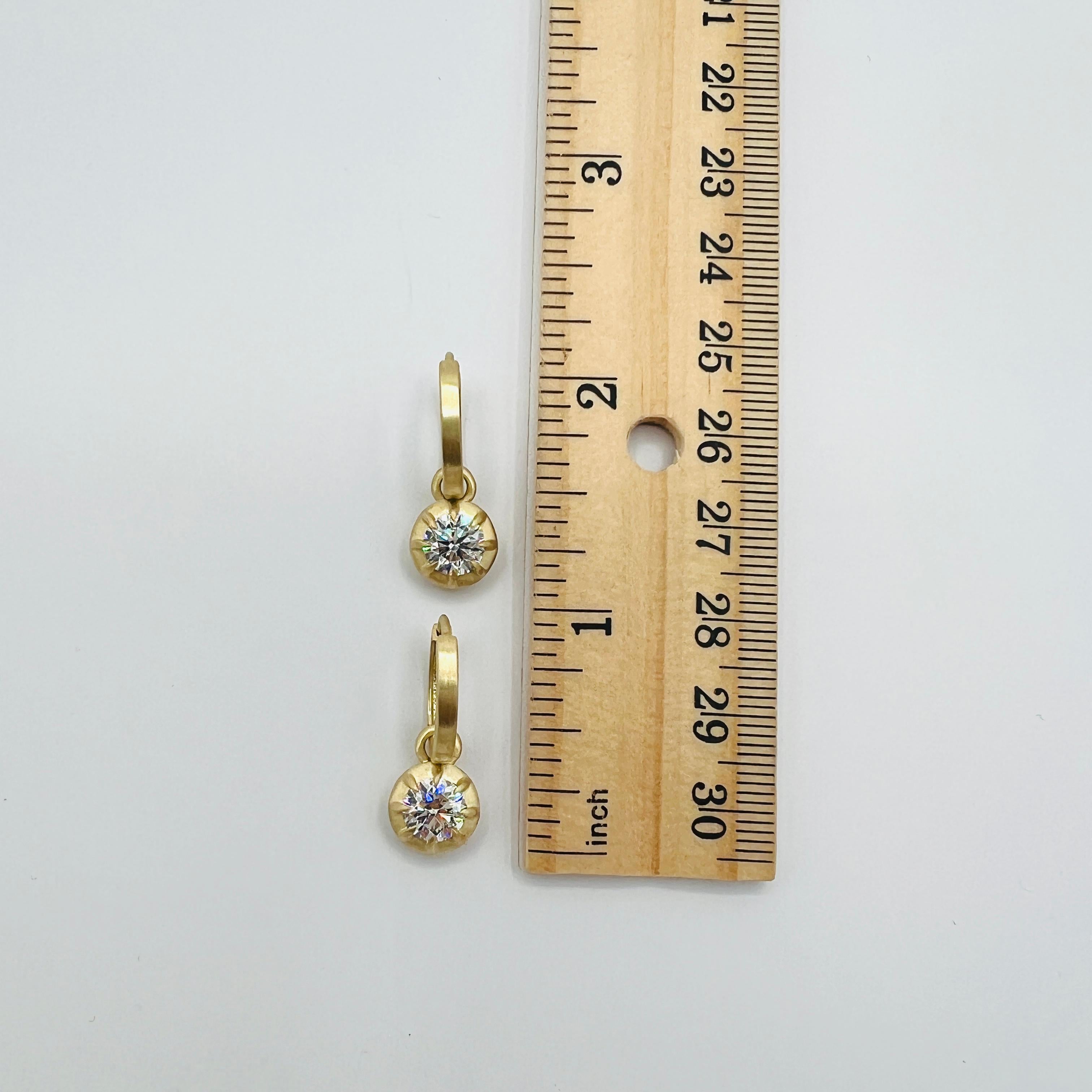 Orecchini pendenti con diamanti bianchi GIA in oro giallo 18 carati in vendita 2