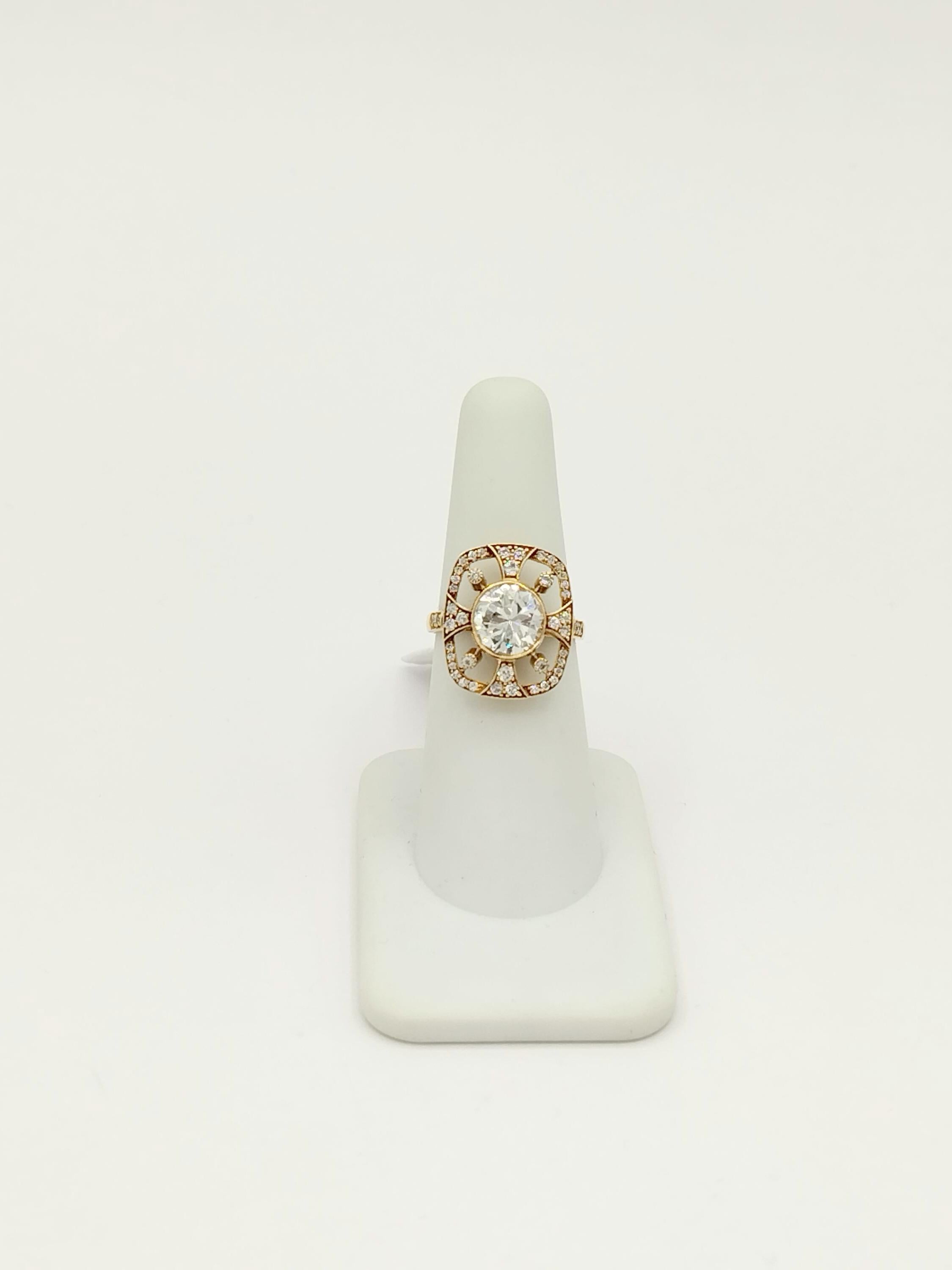 GIA White Diamond Round Design Ring in 18K Yellow Gold In New Condition For Sale In Los Angeles, CA
