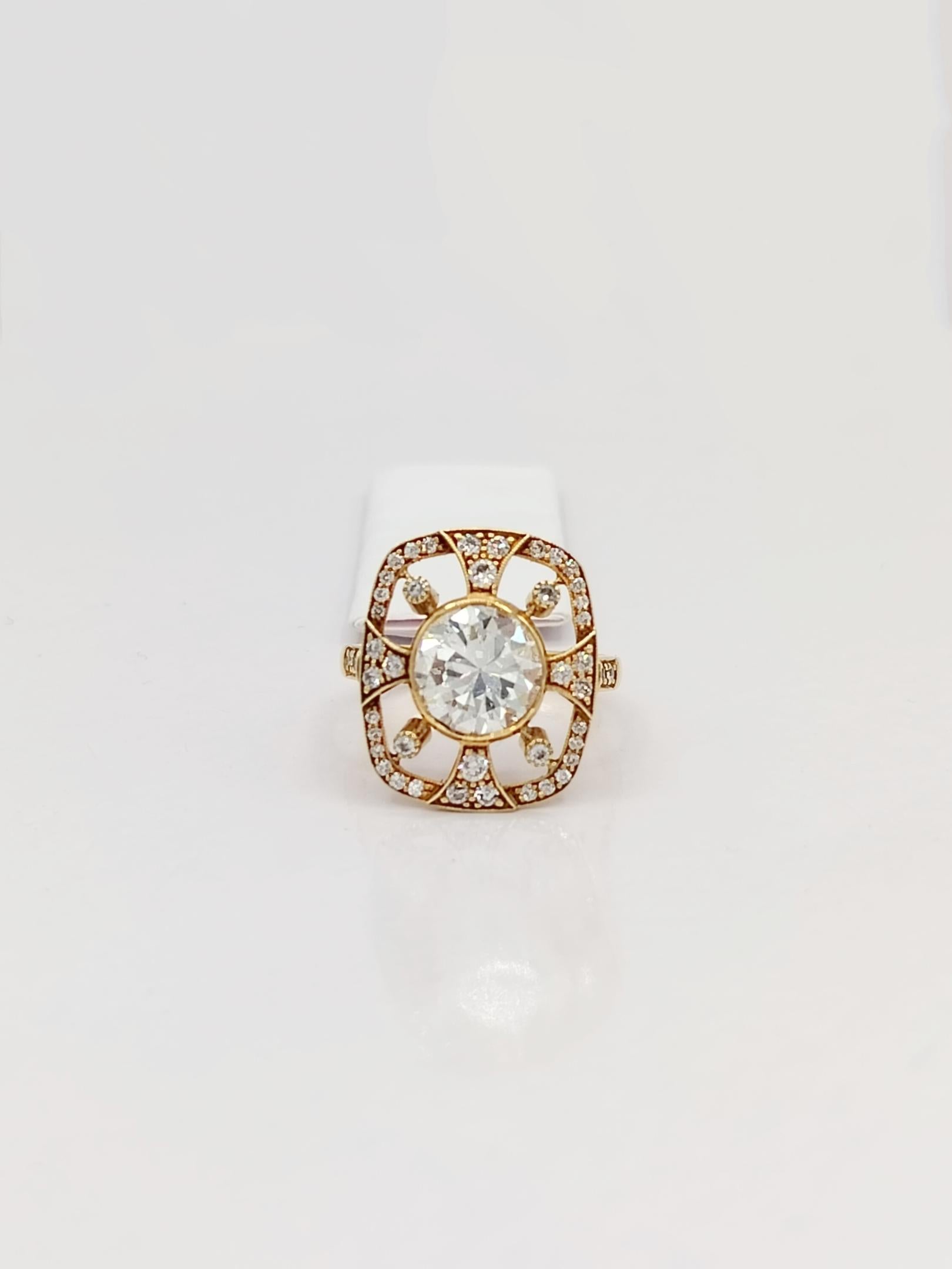 Women's or Men's GIA White Diamond Round Design Ring in 18K Yellow Gold For Sale