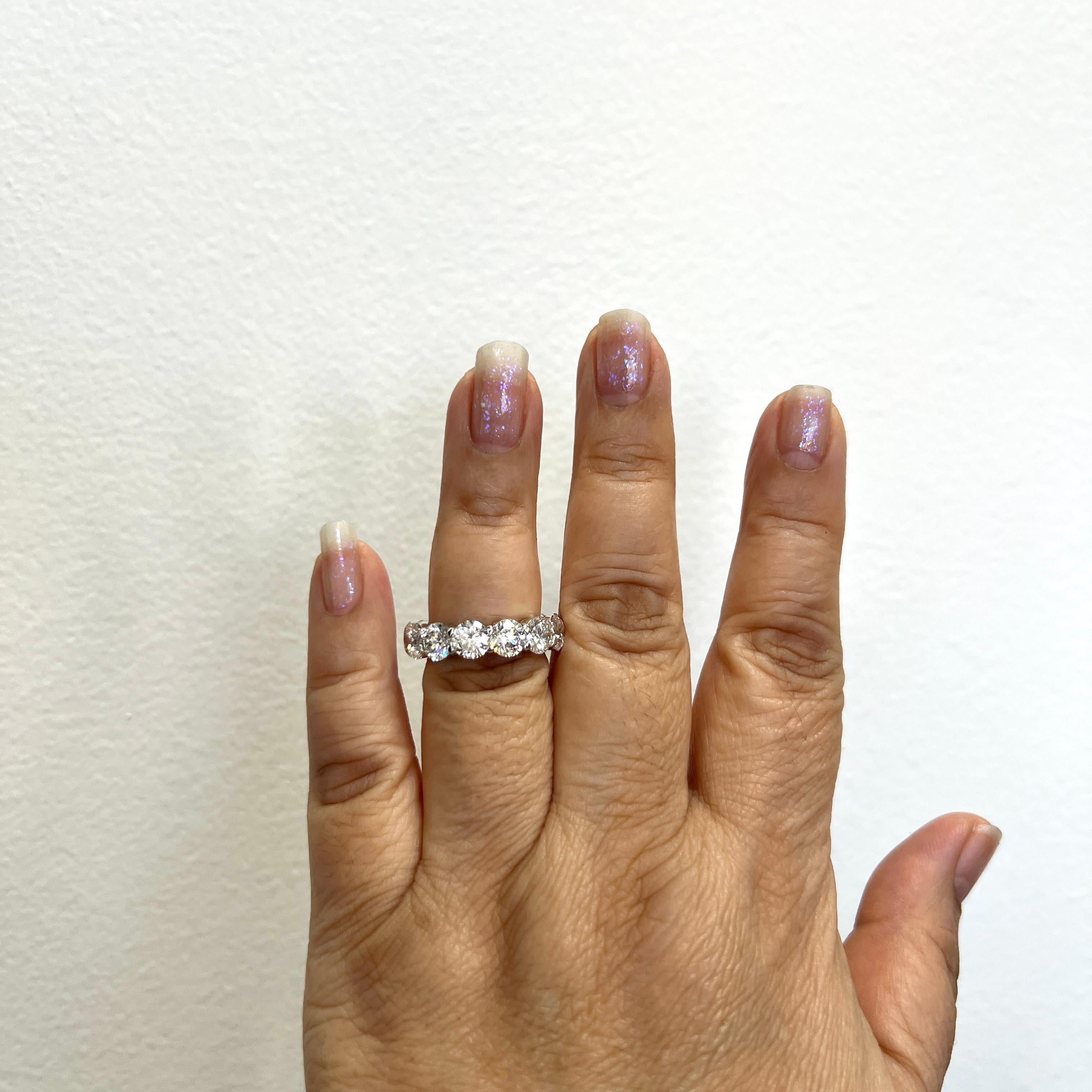 Bellissimo esemplare da 9,10 ct. Diamanti bianchi rotondi HI SI.  In totale 13 pietre, ognuna delle quali pesa 0,70 ct.  Realizzato a mano in oro bianco 18 carati.  Anello misura 7.  Ogni pietra è accompagnata da un certificato GIA.