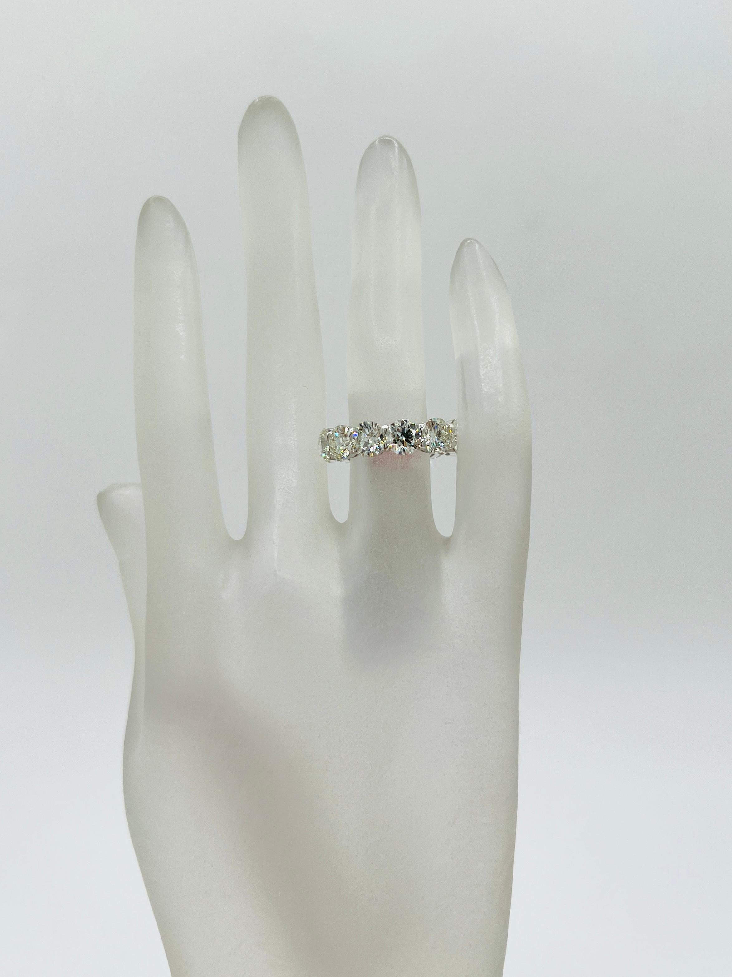 Taglio rotondo Anello a fascia per l'eternità con diamante bianco GIA in oro bianco 18 carati in vendita