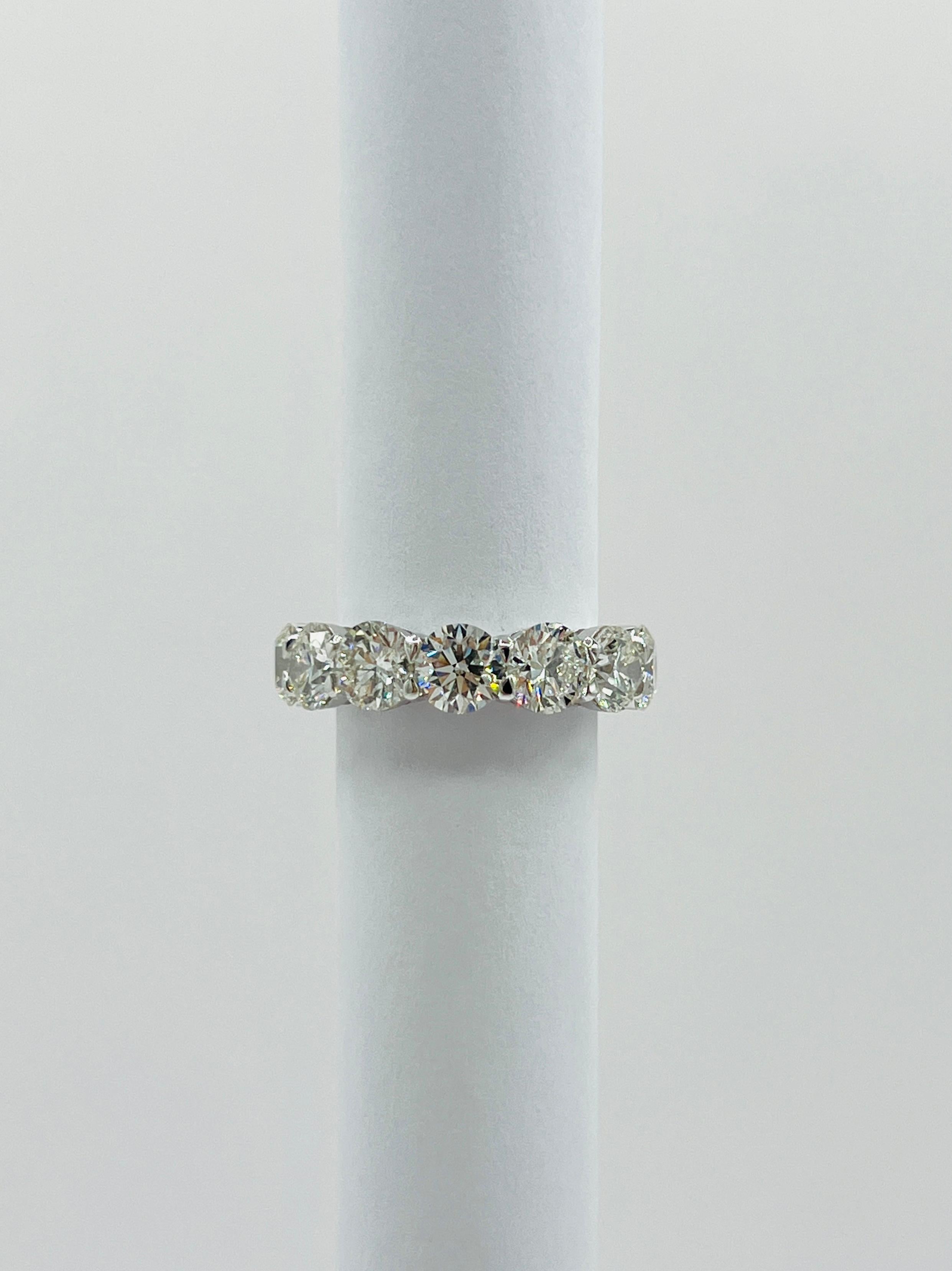Anello a fascia per l'eternità con diamante bianco GIA in oro bianco 18 carati In condizioni Nuovo in vendita a Los Angeles, CA