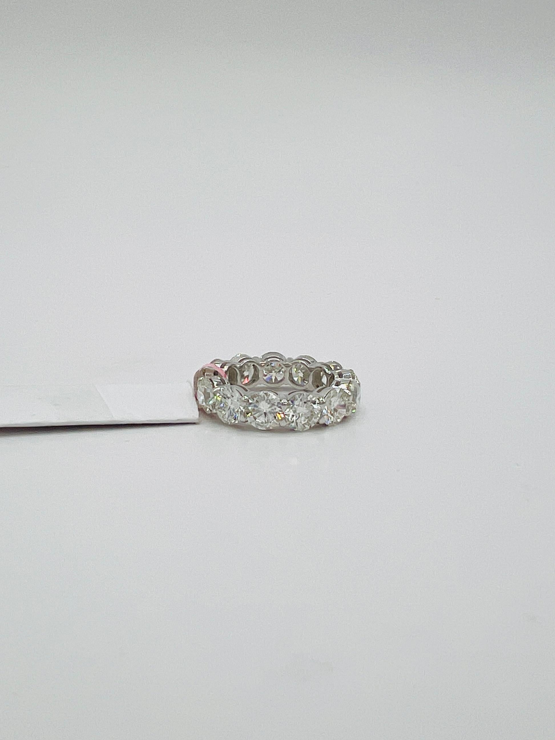 Anello a fascia per l'eternità con diamante bianco GIA in oro bianco 18 carati in vendita 1