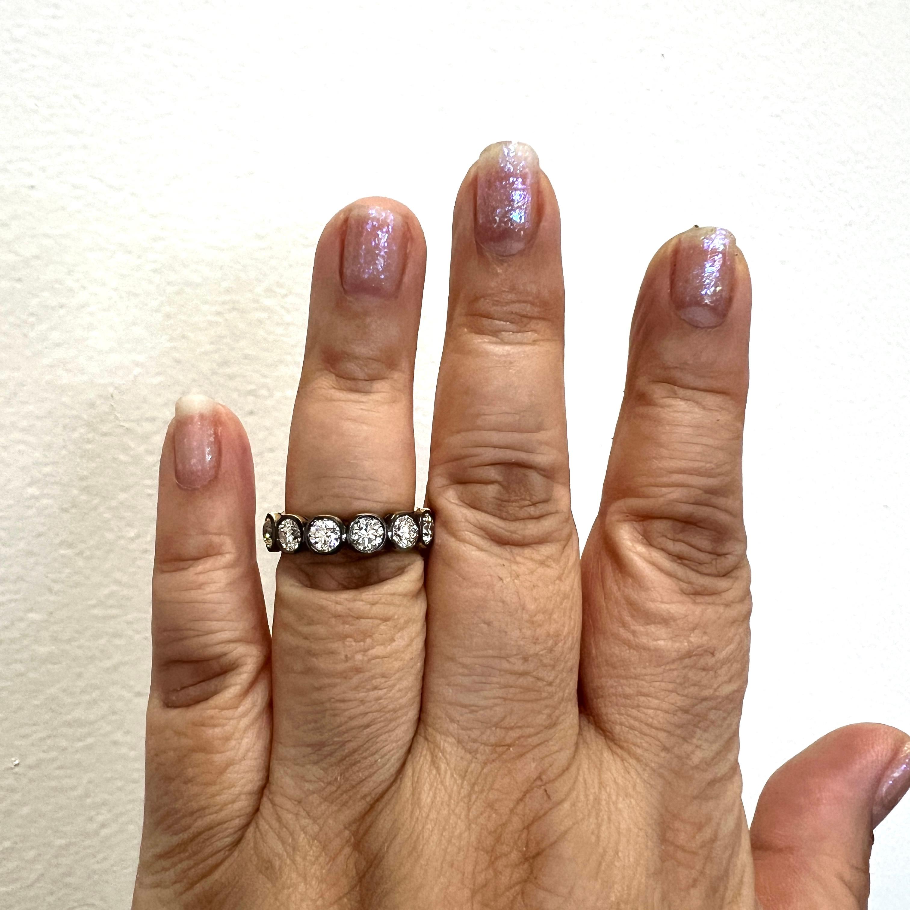 Magnifique 3,90 ct. I Diamants blancs ronds VVS-VS.  Total de 13 pierres, chacune de 0,30 ct.  Fabriqué à la main en rhodium noir et en or jaune 18 carats.  Taille de bague 6.75+.  Chaque pierre est accompagnée d'un certificat GIA.